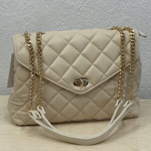 Τσάντα Ώμου Καπιτονέ Μπεζ με Χρυσή Αλυσίδα