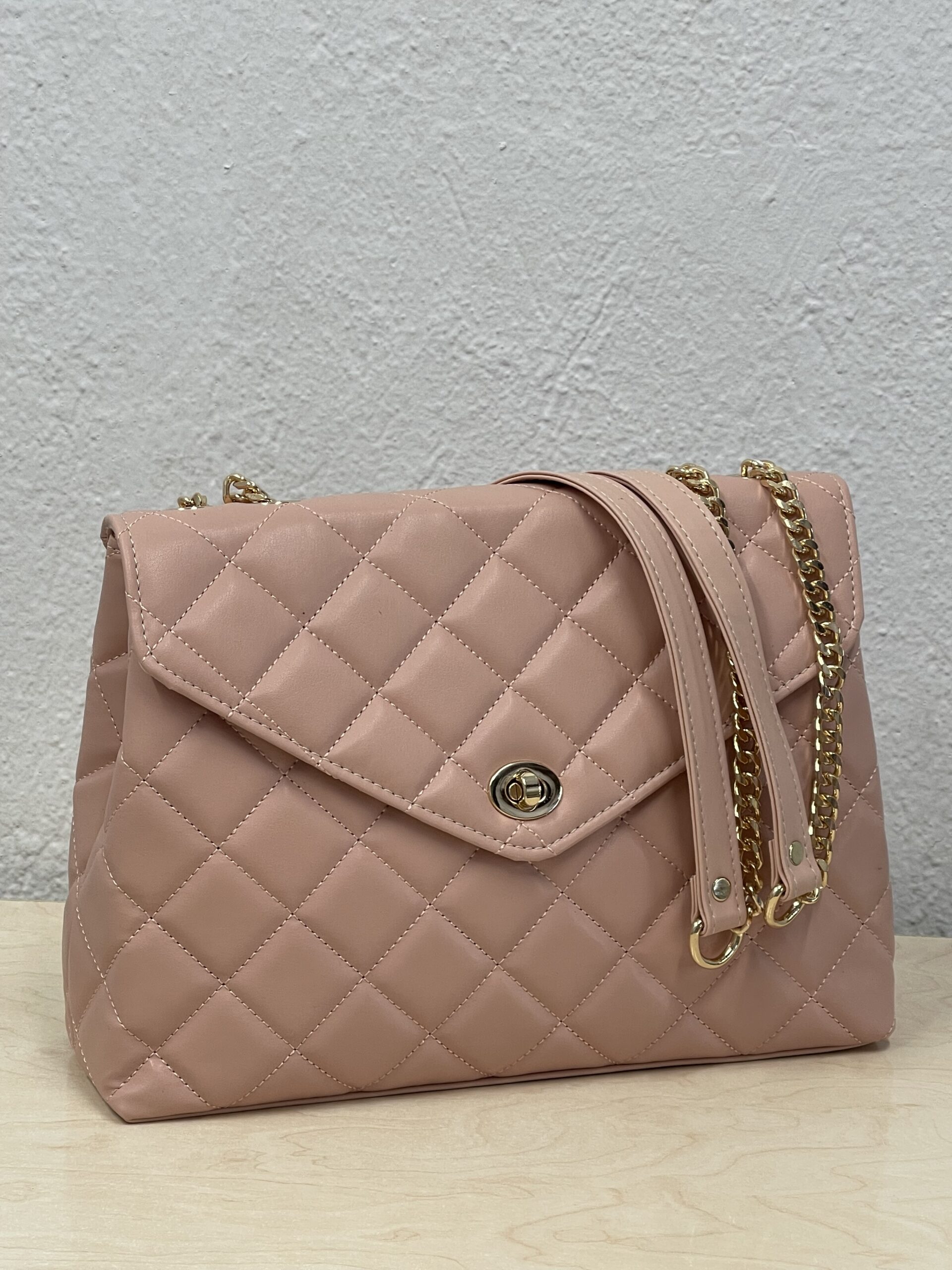 Τσάντα Ώμου Καπιτονέ Ροζ με Χρυσή Αλυσίδα - Image 3