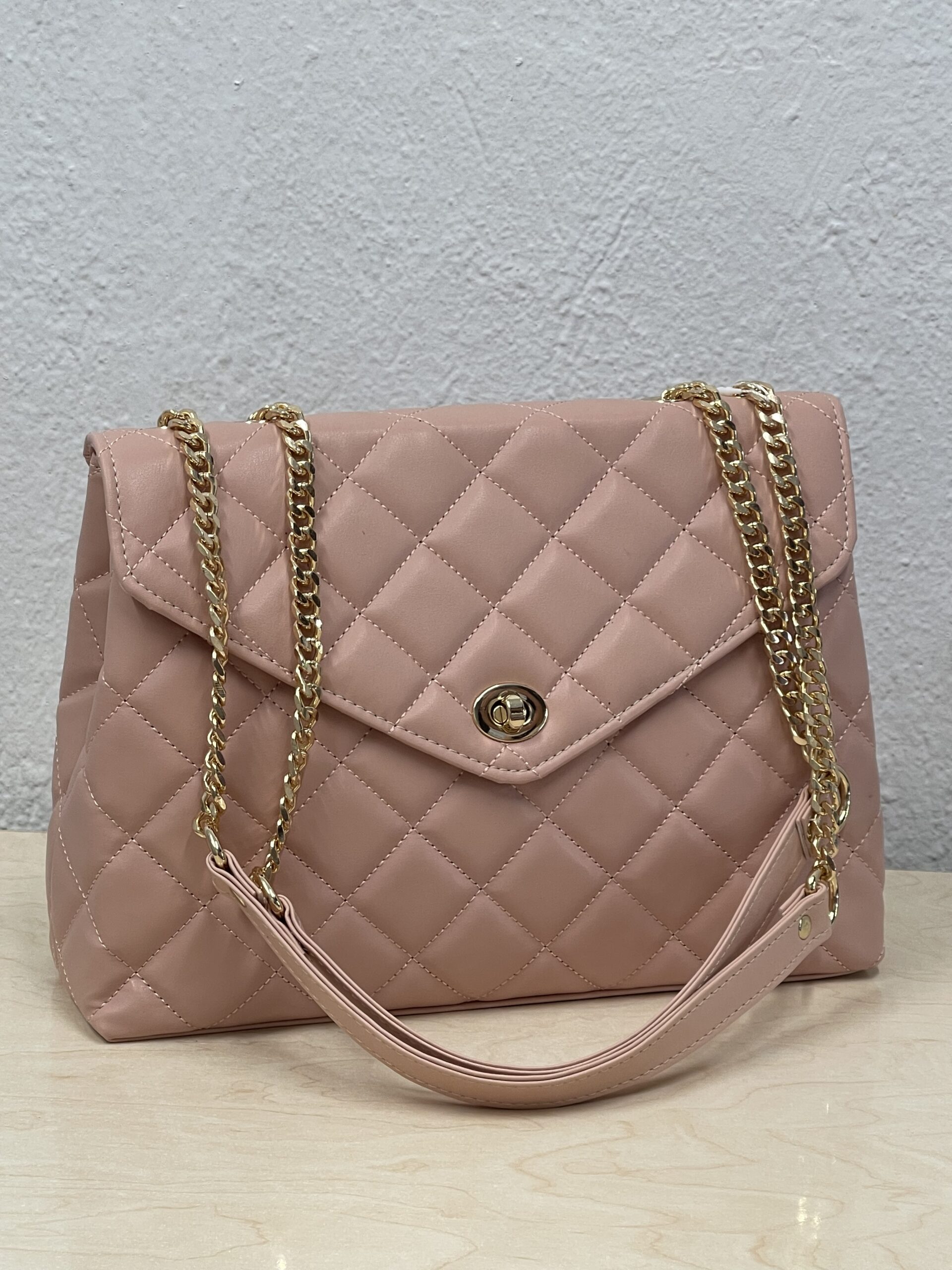 Τσάντα Ώμου Καπιτονέ Ροζ με Χρυσή Αλυσίδα