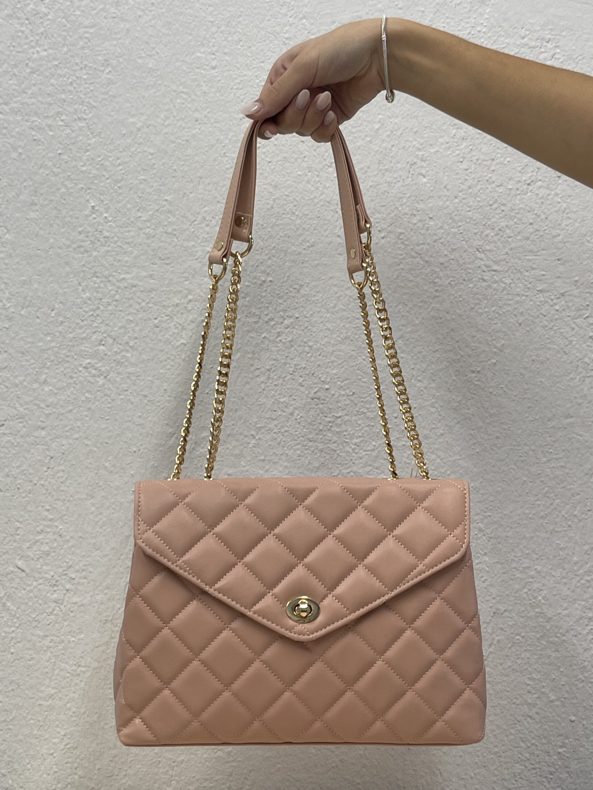 Τσάντα Ώμου Καπιτονέ Ροζ με Χρυσή Αλυσίδα - Image 4