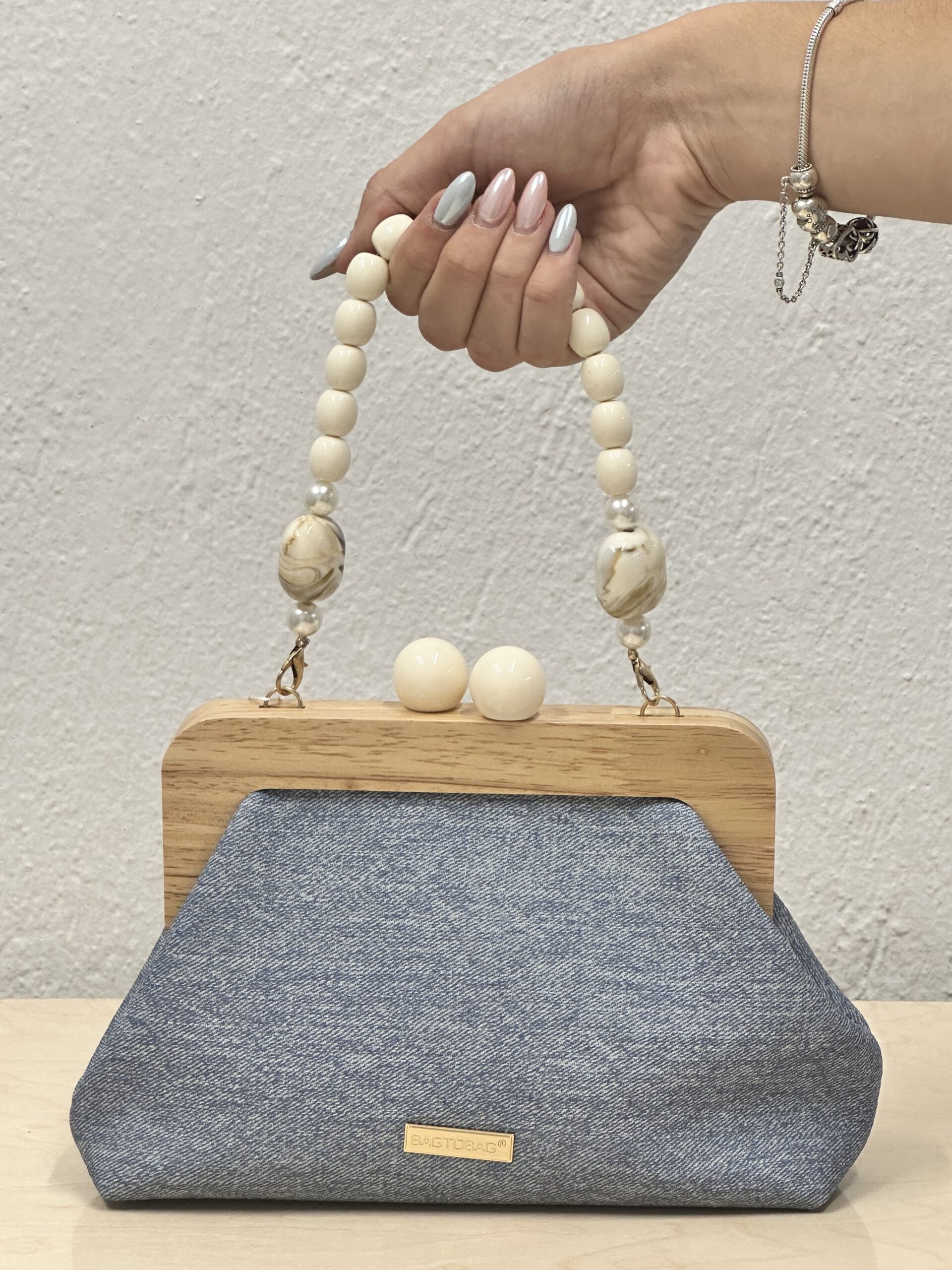 Τσάντα χειρός με Τζιν Ύφασμα και Ξύλινο Κούμπωμα - Image 2