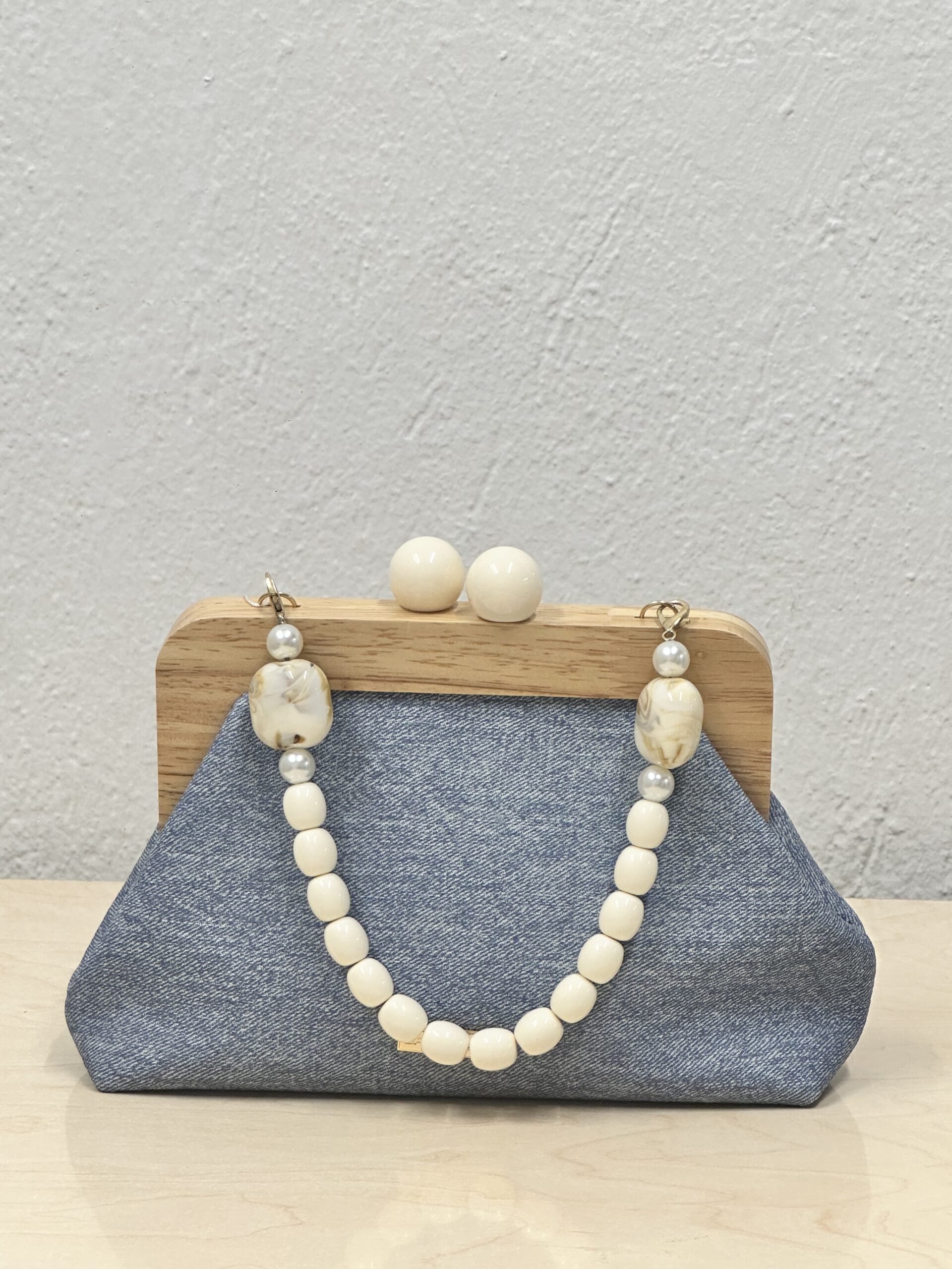 Τσάντα χειρός με Τζιν Ύφασμα και Ξύλινο Κούμπωμα