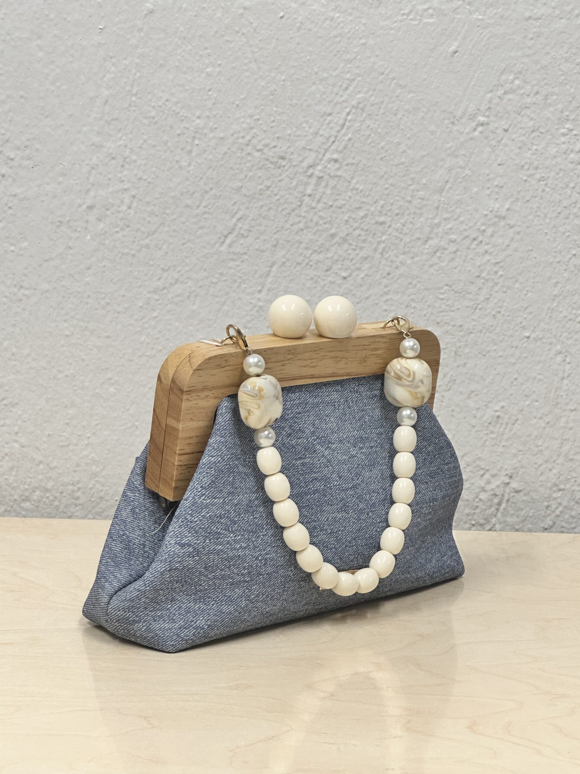 Τσάντα χειρός με Τζιν Ύφασμα και Ξύλινο Κούμπωμα - Image 3