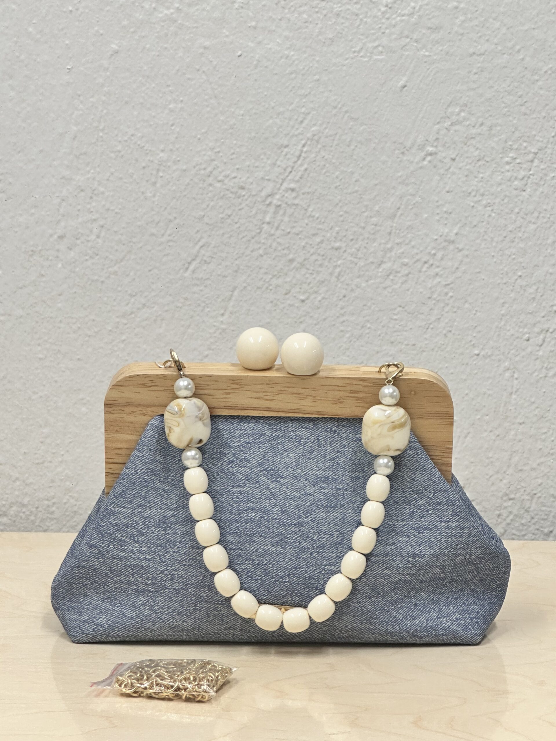 Τσάντα χειρός με Τζιν Ύφασμα και Ξύλινο Κούμπωμα - Image 5