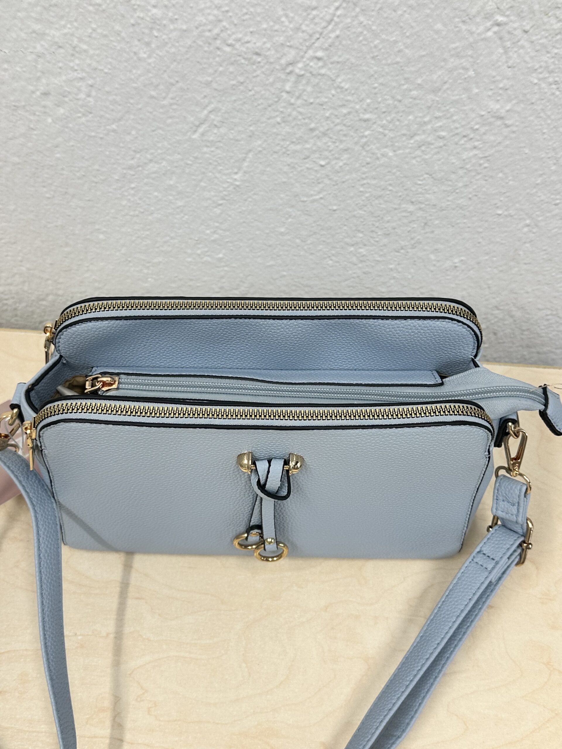 Τσάντα Ώμου Γυναικεία Τριπλής Θήκης σε Πουδρέ Μπλε με Χρυσές Λεπτομέρειες - Image 4