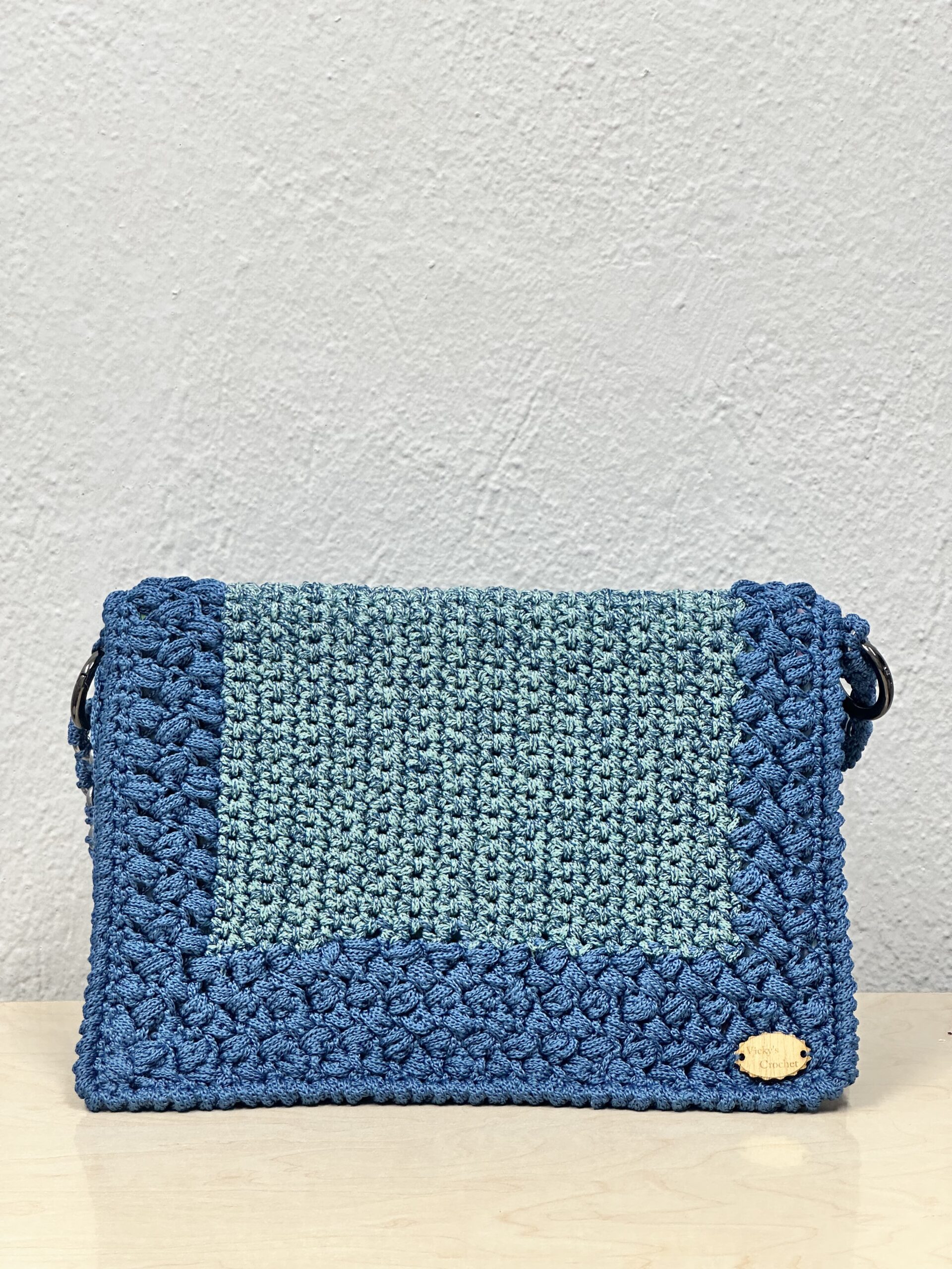 Χειροποίητη Πλεκτή Τσάντα Δύο Τόνων με Ανάγλυφη Πλέξη και Αλυσίδα – Γαλάζιο & Μπλε - Image 2