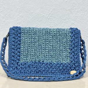 Χειροποίητη Πλεκτή Τσάντα Δύο Τόνων με Ανάγλυφη Πλέξη και Αλυσίδα – Γαλάζιο & Μπλε