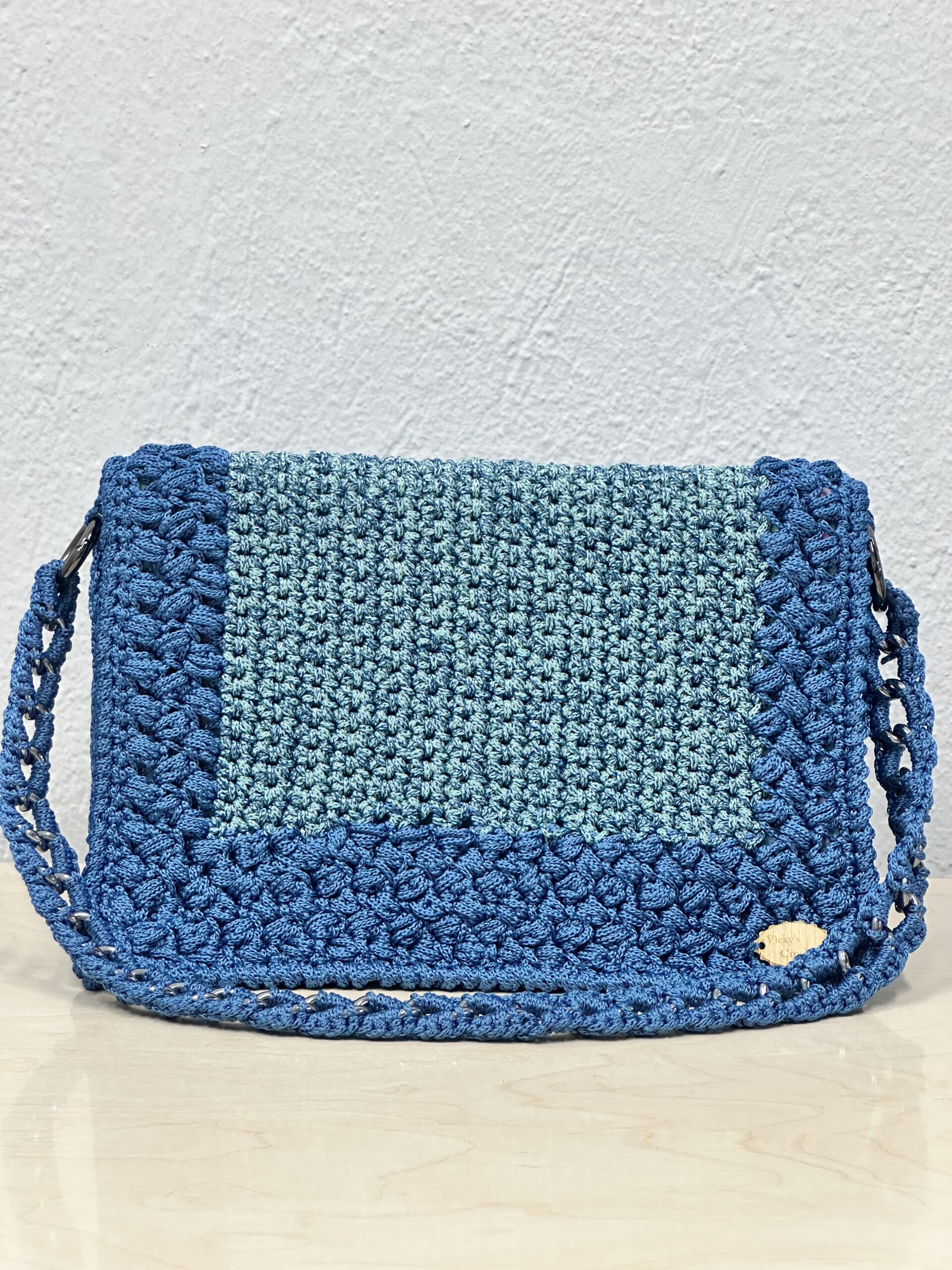 Χειροποίητη Πλεκτή Τσάντα Δύο Τόνων με Ανάγλυφη Πλέξη και Αλυσίδα – Γαλάζιο & Μπλε