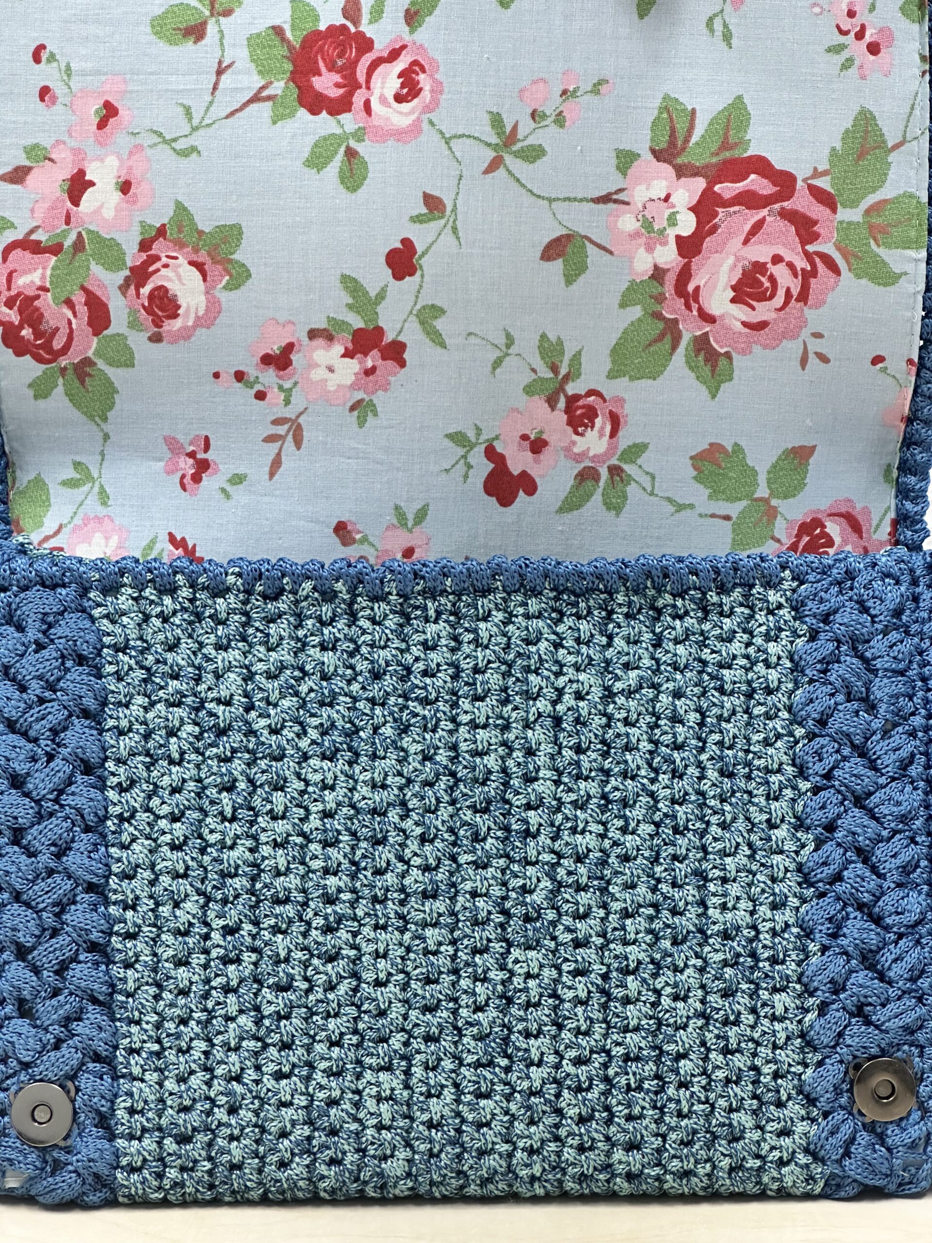 Χειροποίητη Πλεκτή Τσάντα Δύο Τόνων με Ανάγλυφη Πλέξη και Αλυσίδα – Γαλάζιο & Μπλε - Image 4