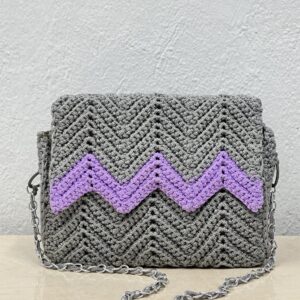 Χειροποίητη Πλεκτή Τσάντα με Ζιγκ Ζαγκ Πλέξη σε Γκρι & Λιλά – Με Ασημί Αλυσίδα