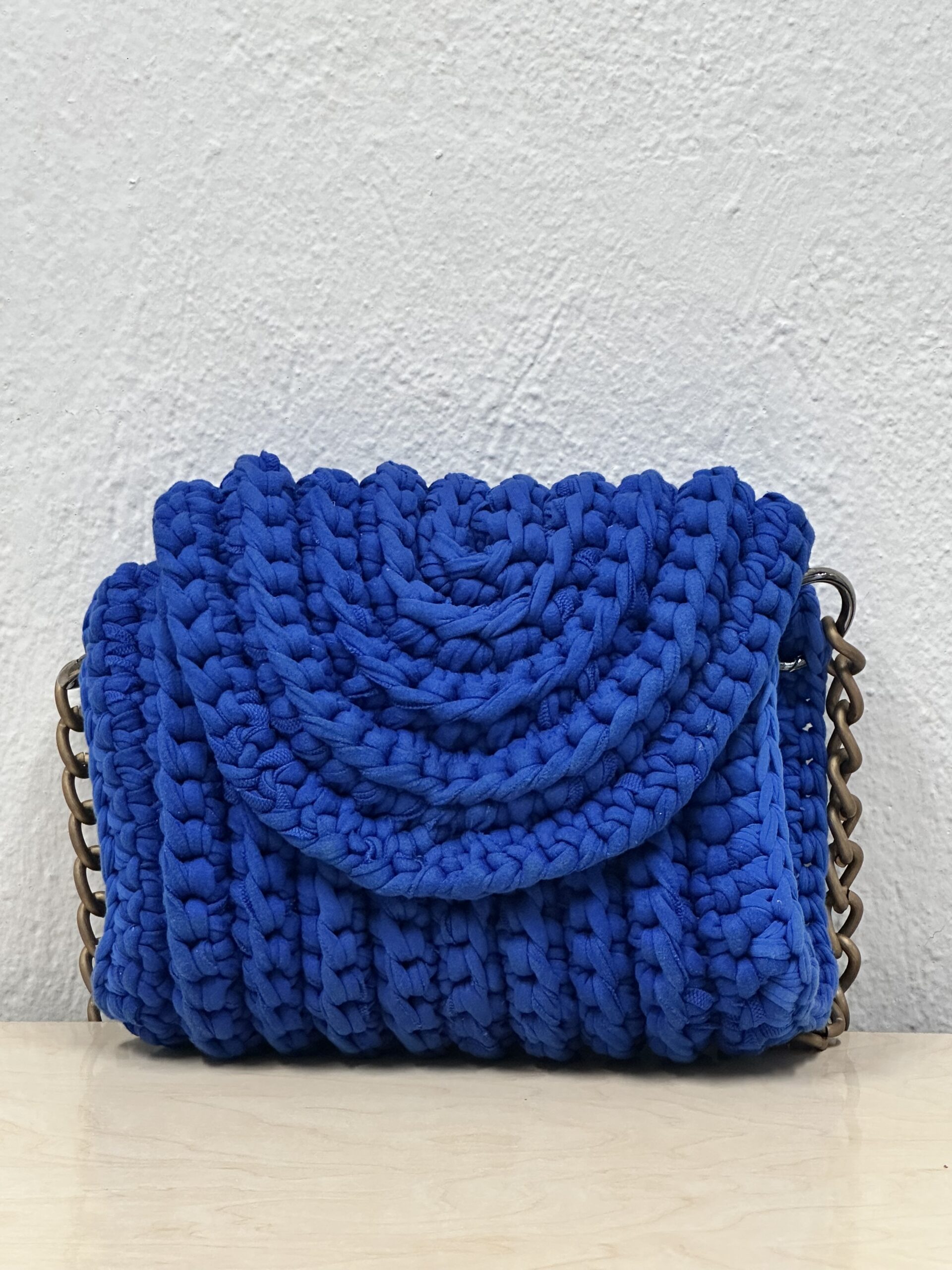 Χειροποίητη Πλεκτή Τσάντα Ώμου σε Βασιλικό Μπλε με Αλυσίδα - Image 2
