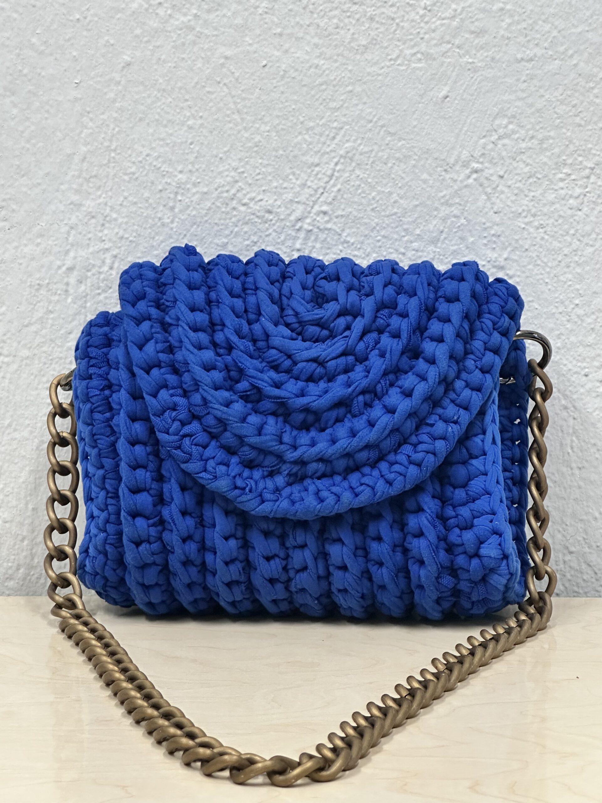 Χειροποίητη Πλεκτή Τσάντα Ώμου σε Βασιλικό Μπλε με Αλυσίδα