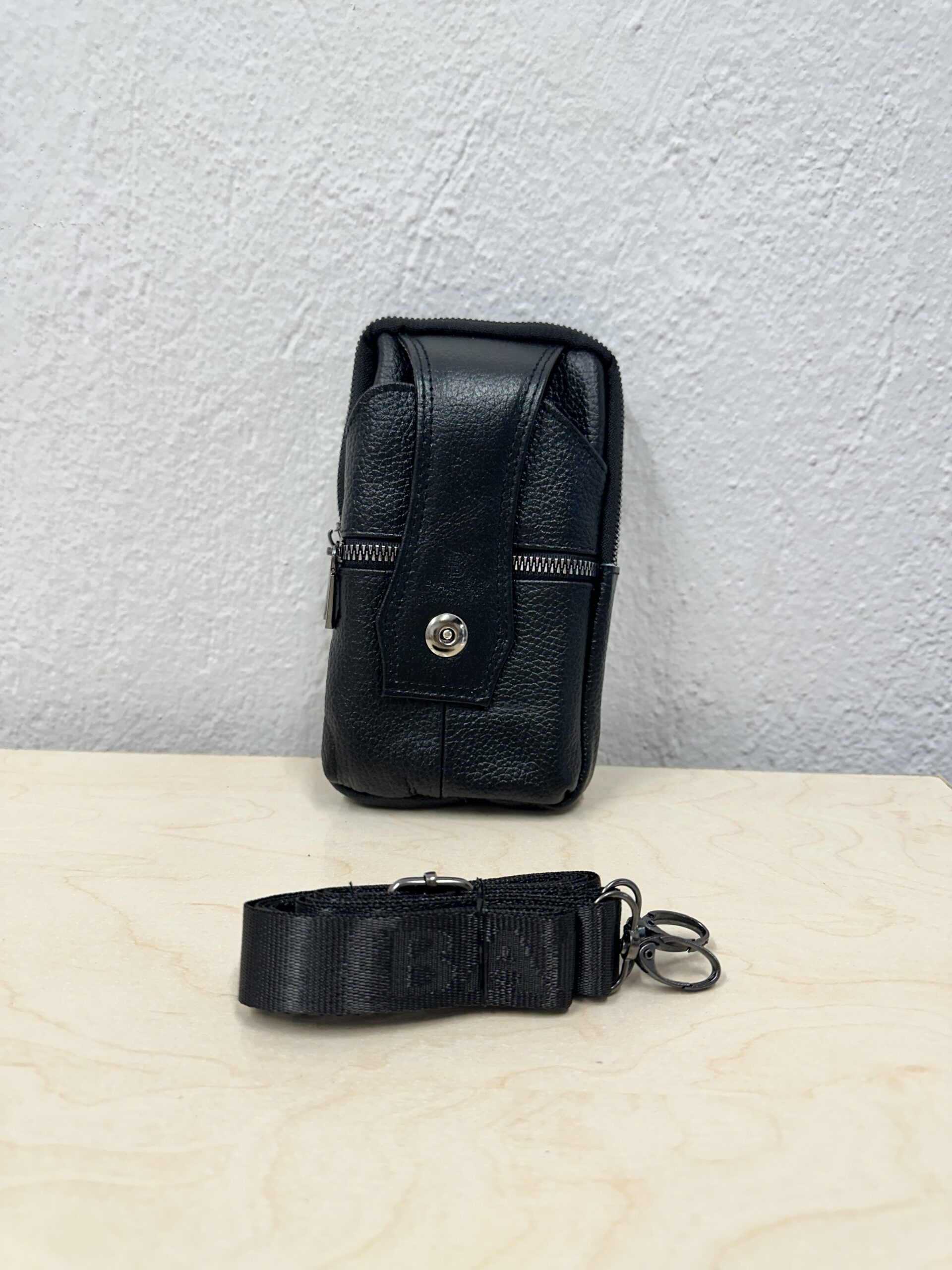 Μικρό μαύρο τσαντάκι αντρικό - Image 2