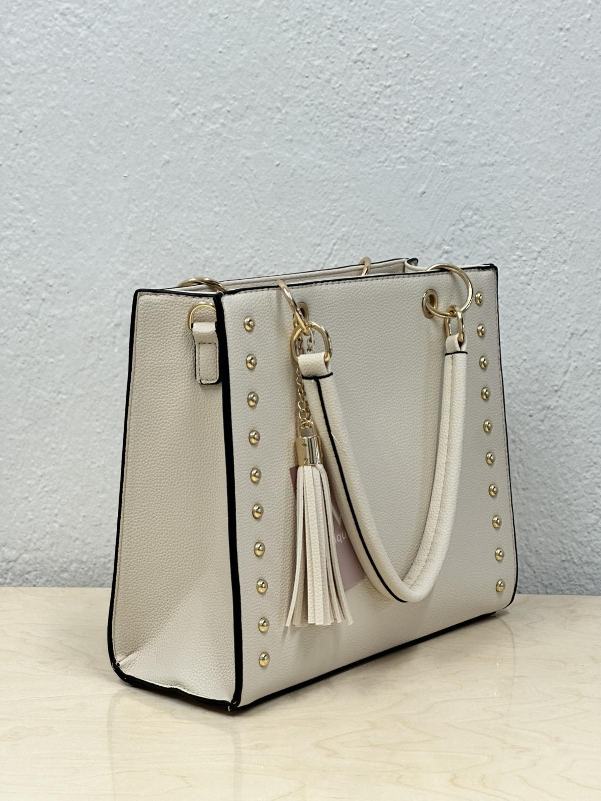 Γυναικεία Τσάντα Χειρός Εκρού με Χρυσές Λεπτομέρειες & Φούντα - Image 2