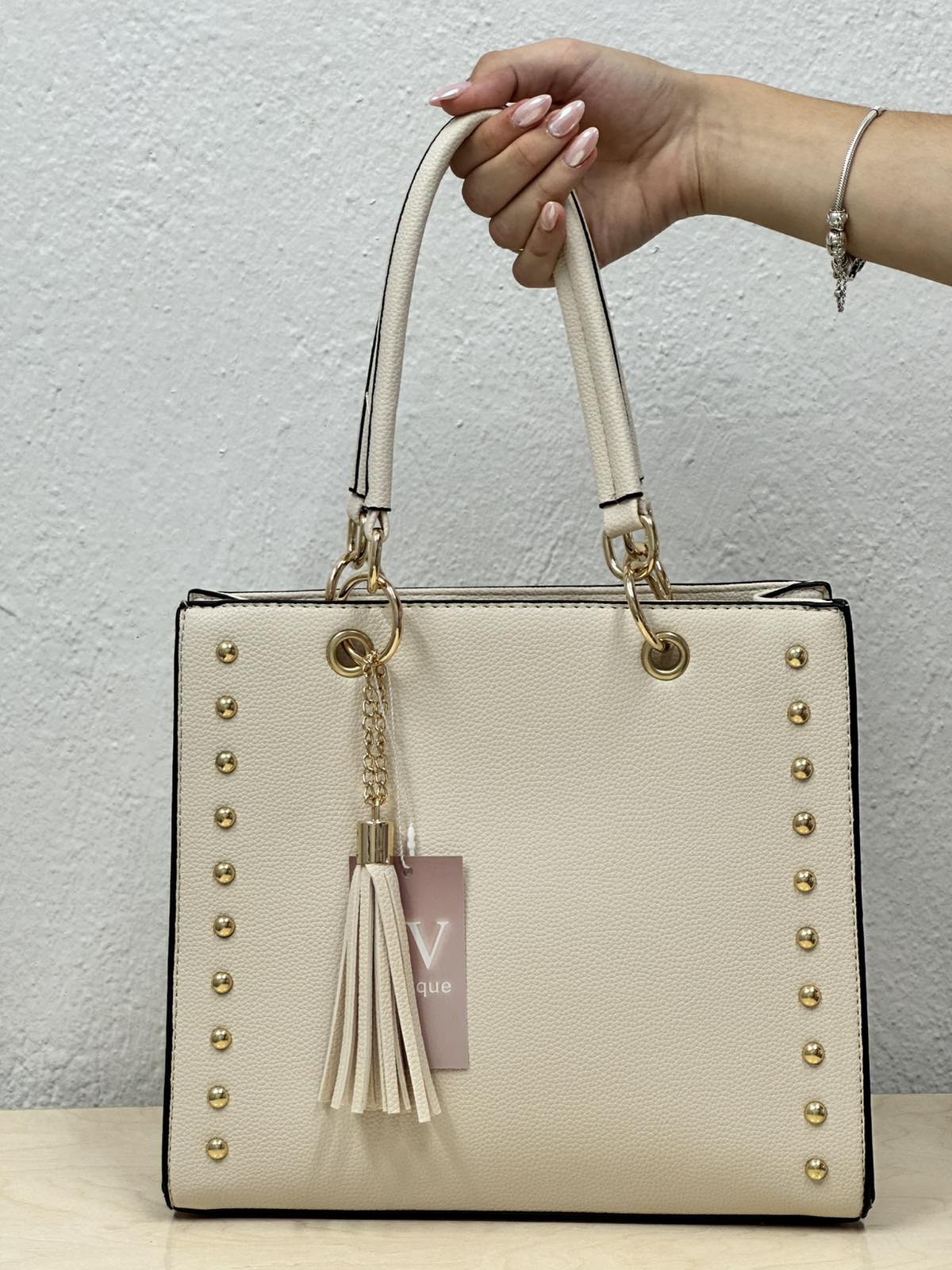 Γυναικεία Τσάντα Χειρός Εκρού με Χρυσές Λεπτομέρειες & Φούντα - Image 5