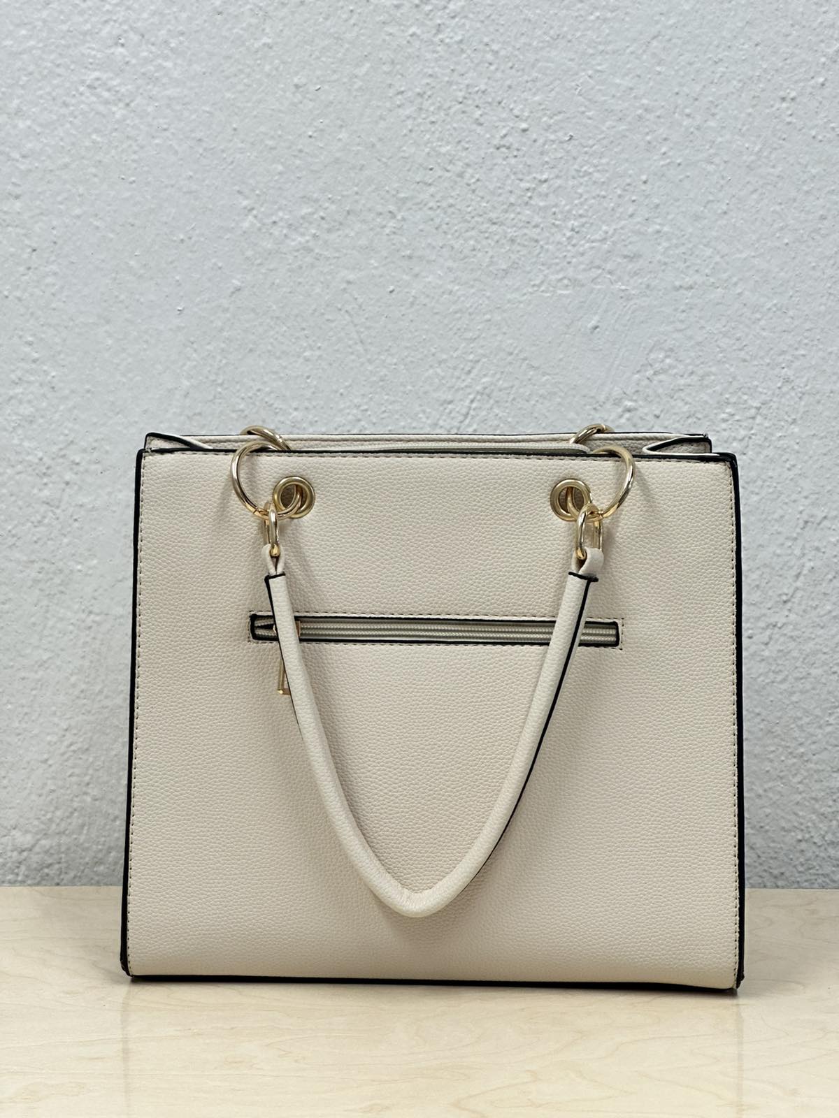 Γυναικεία Τσάντα Χειρός Εκρού με Χρυσές Λεπτομέρειες & Φούντα - Image 3