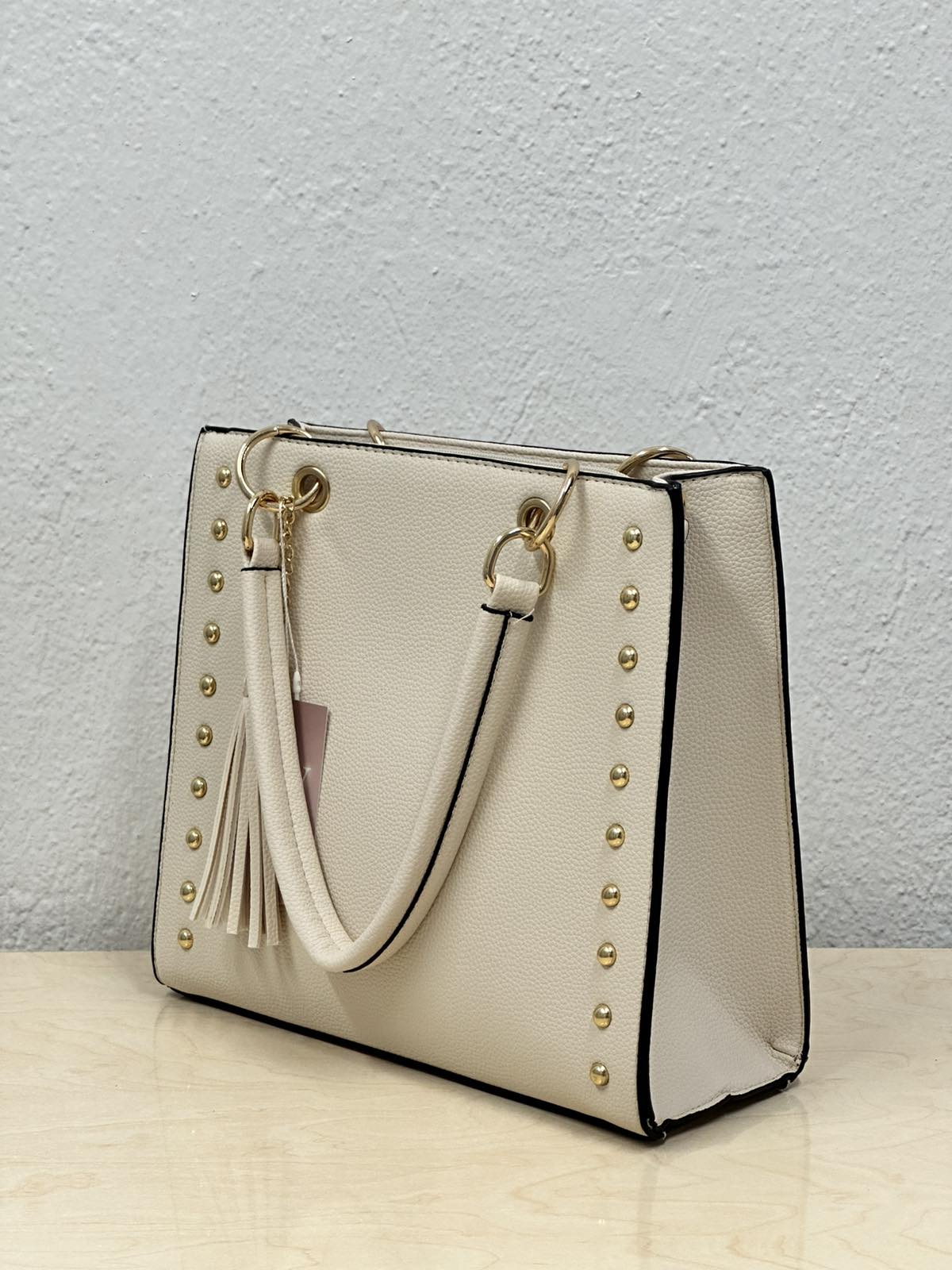 Γυναικεία Τσάντα Χειρός Εκρού με Χρυσές Λεπτομέρειες & Φούντα - Image 4