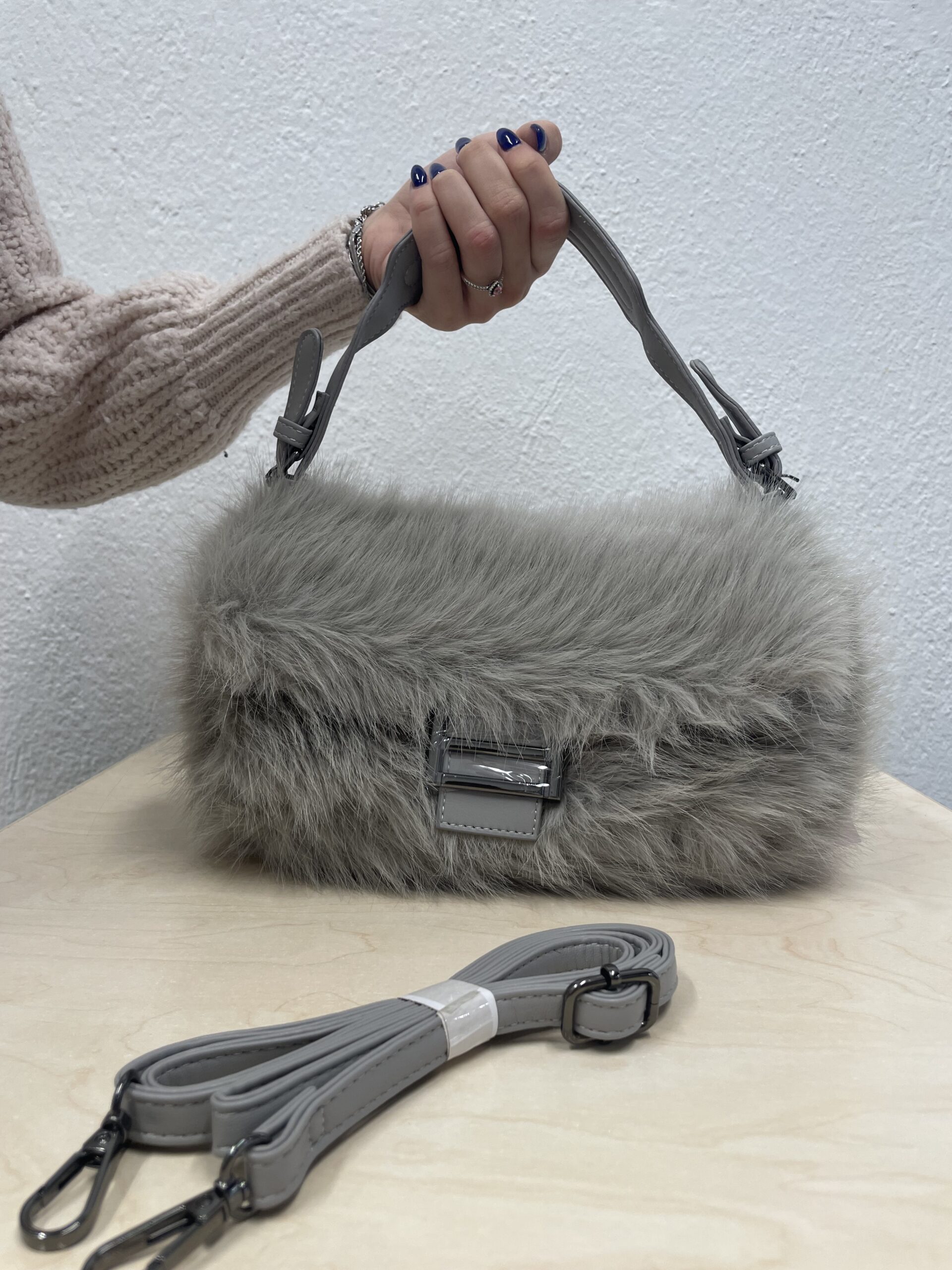 Γούνινη μικρή τσάντα γκρι - Image 4