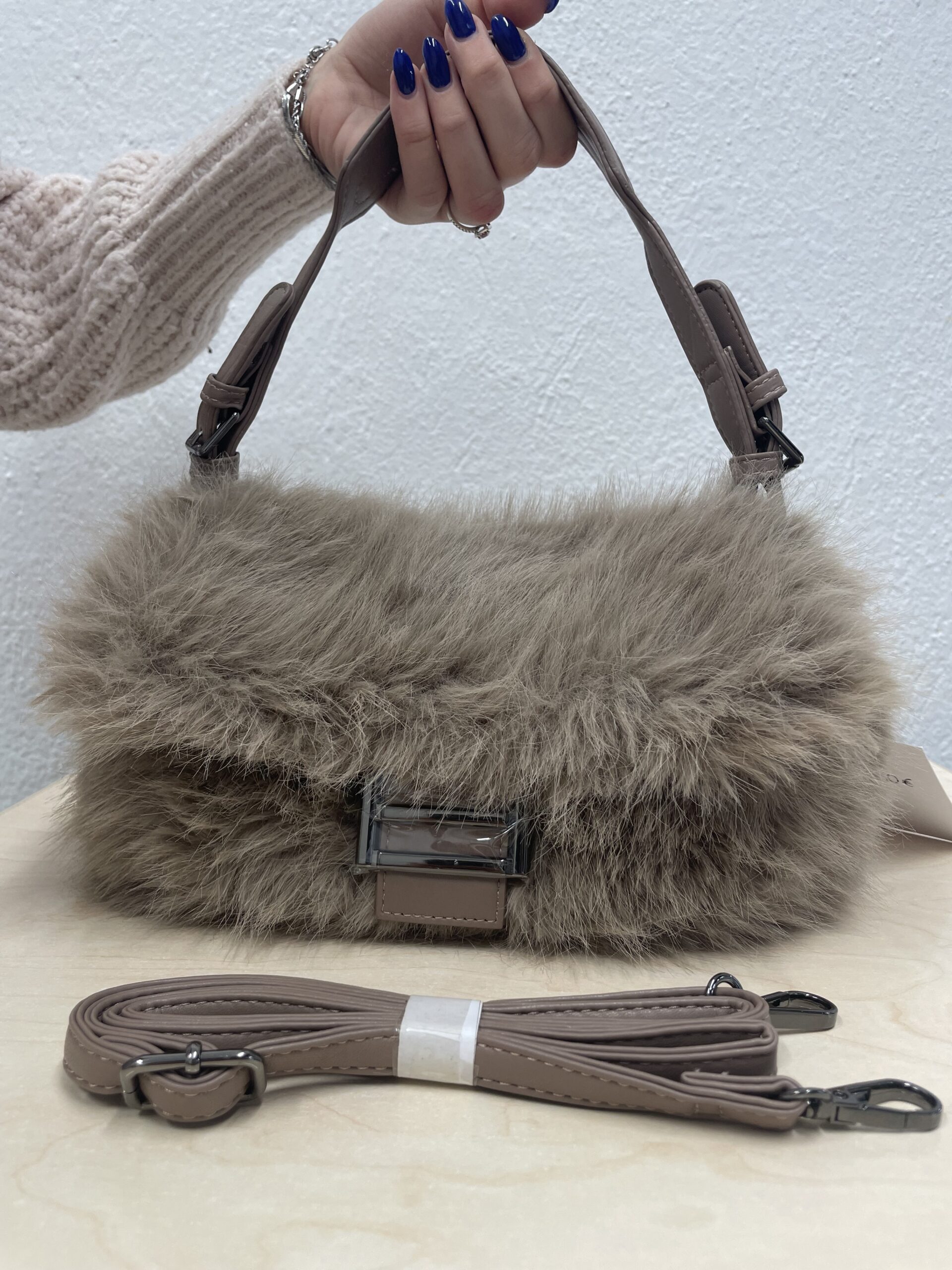 Γούνινη μικρή τσαντα καφέ - Image 2