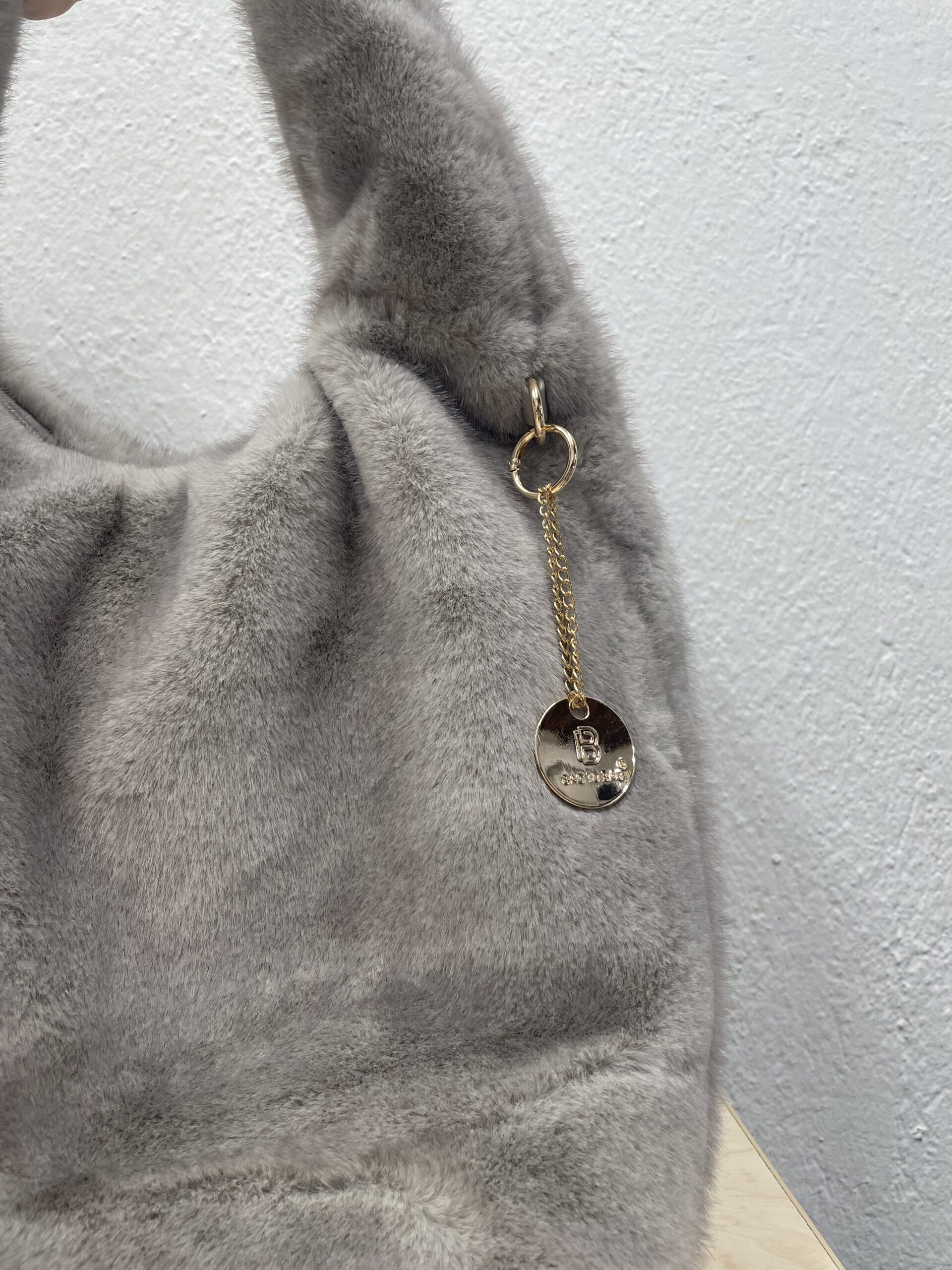 Μεγάλη Γούνινη Tote Γκρι - Image 3