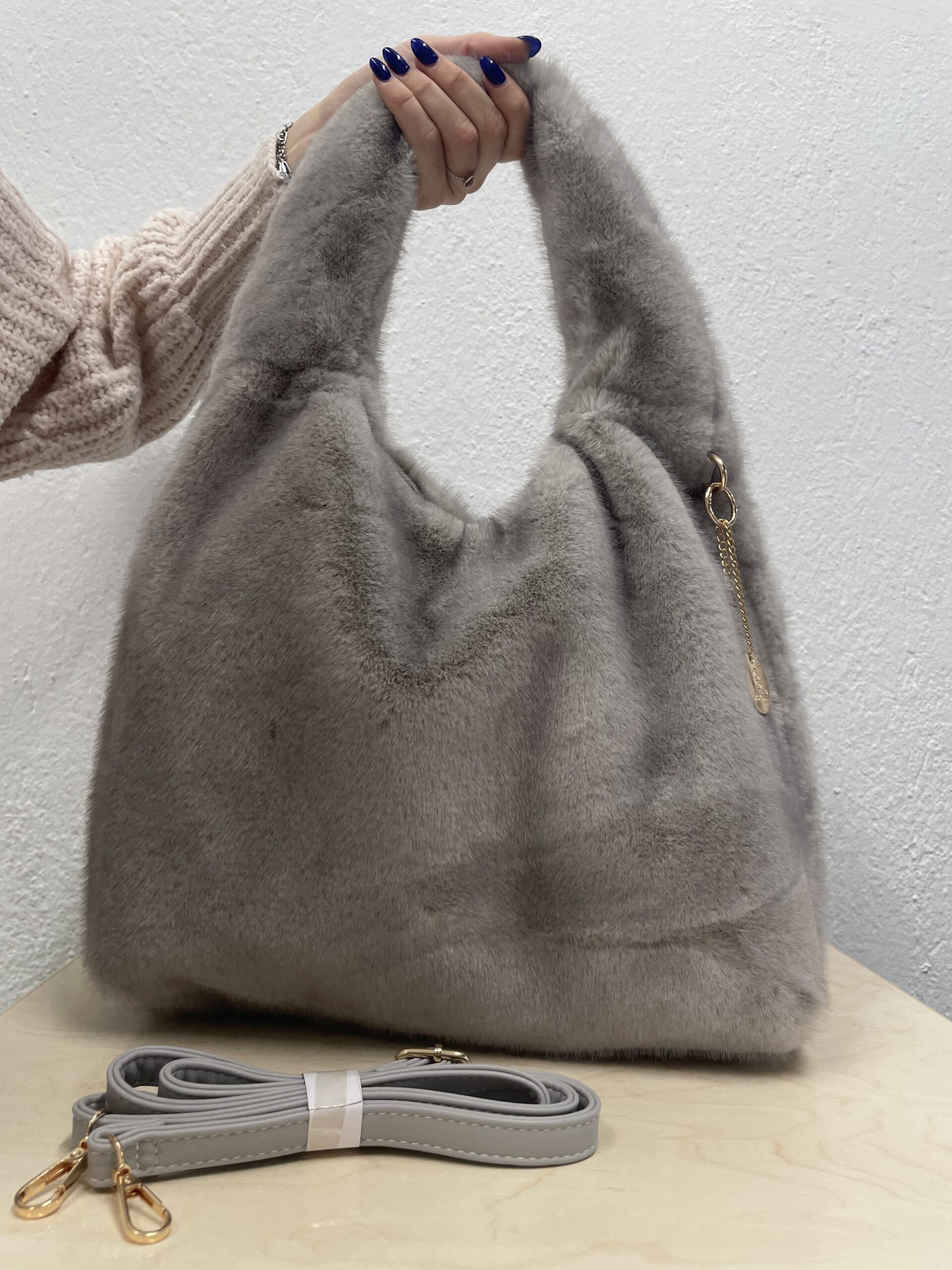 Μεγάλη Γούνινη Tote Γκρι - Image 4