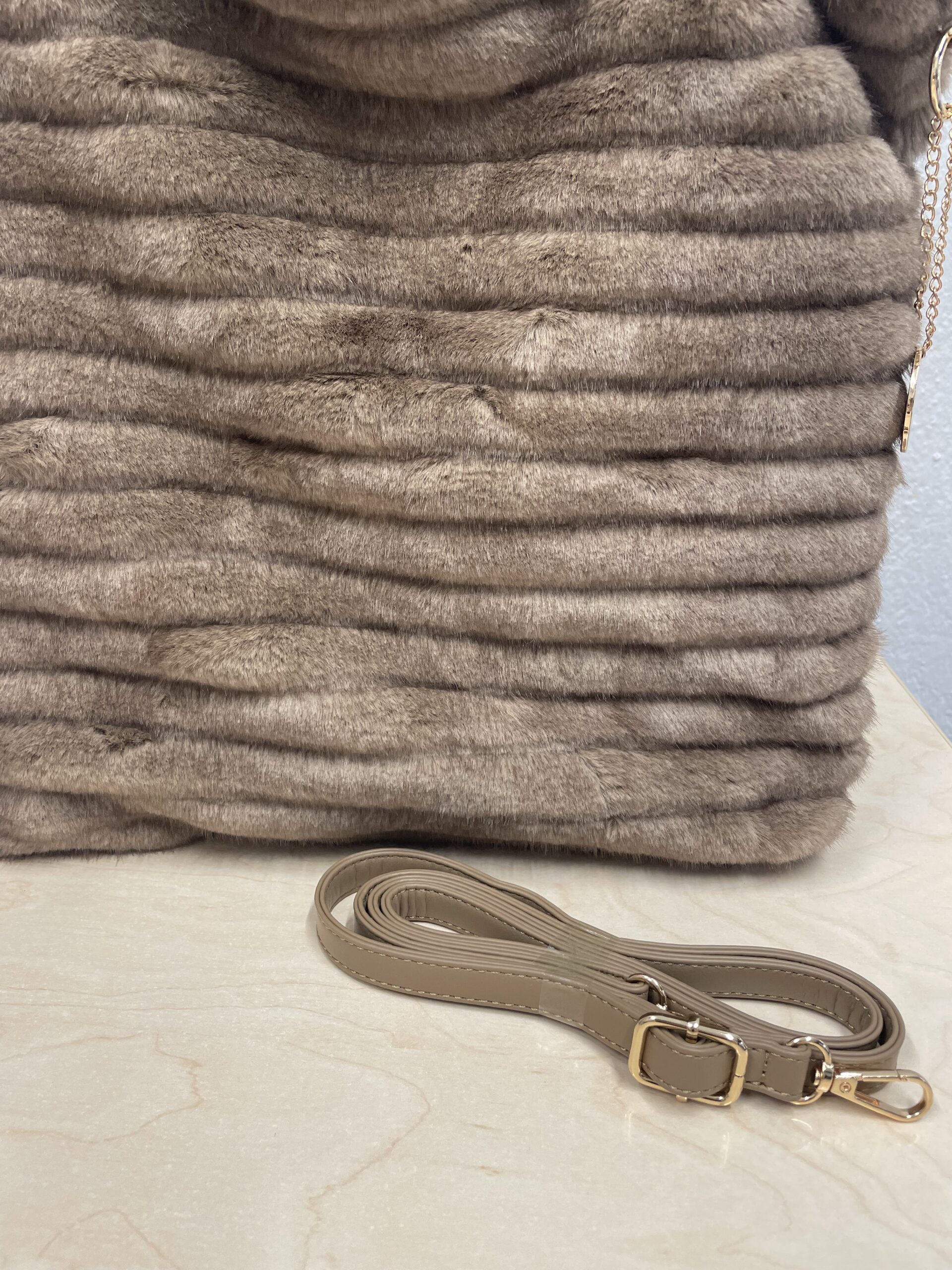 Γούνινη τσάντα καφέ tote bag - Image 4