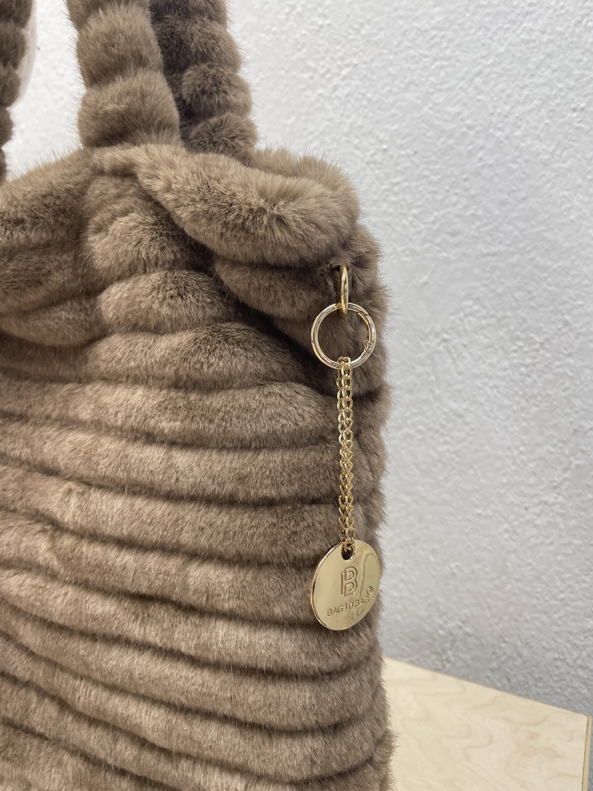 Γούνινη τσάντα καφέ tote bag - Image 3