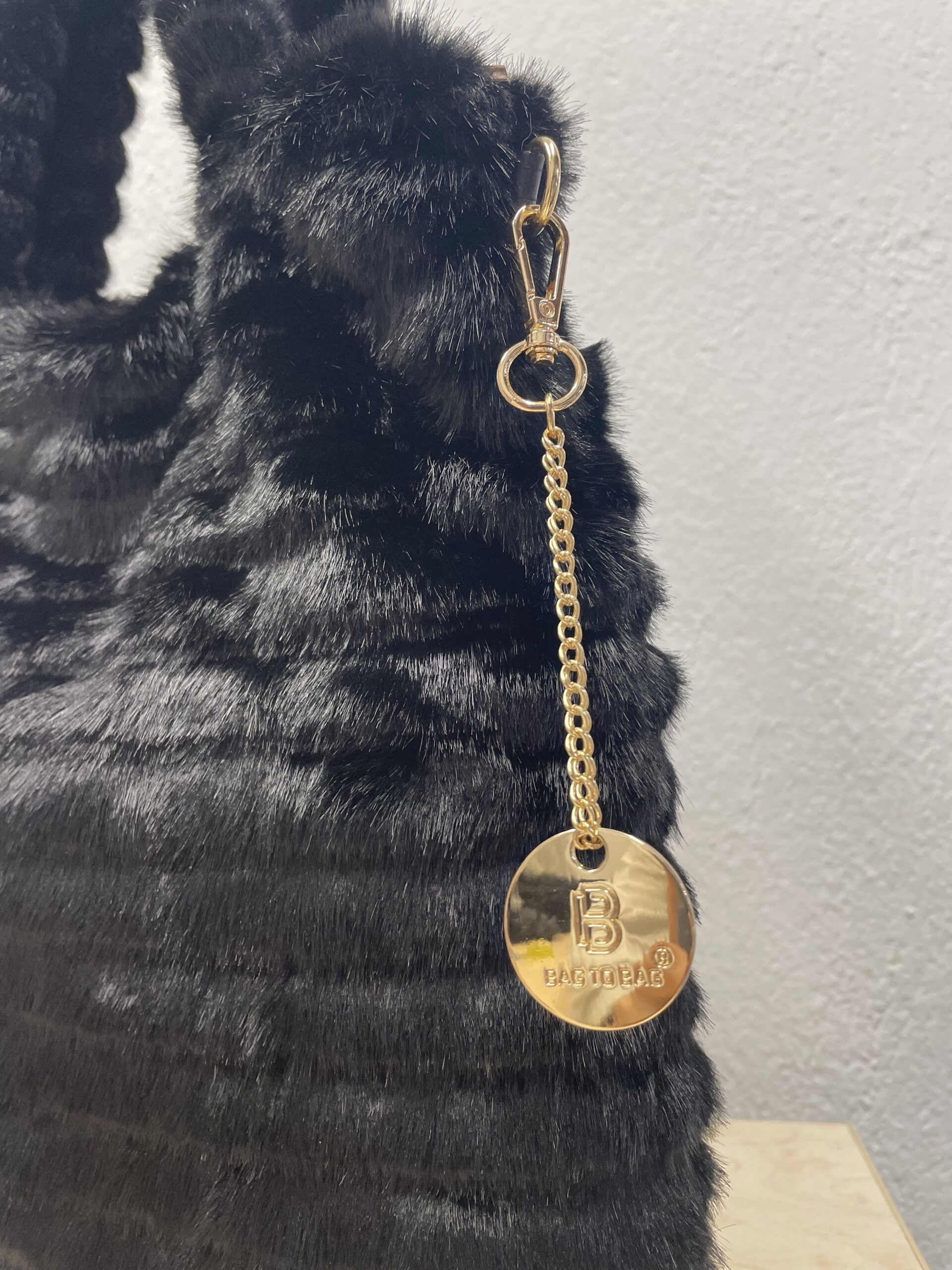 Τσάντα Γούνινη μαύρη tote bag - Image 3