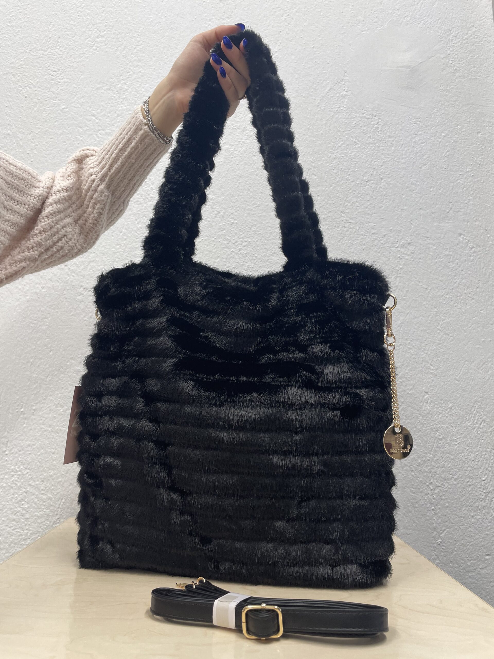 Τσάντα Γούνινη μαύρη tote bag - Image 4