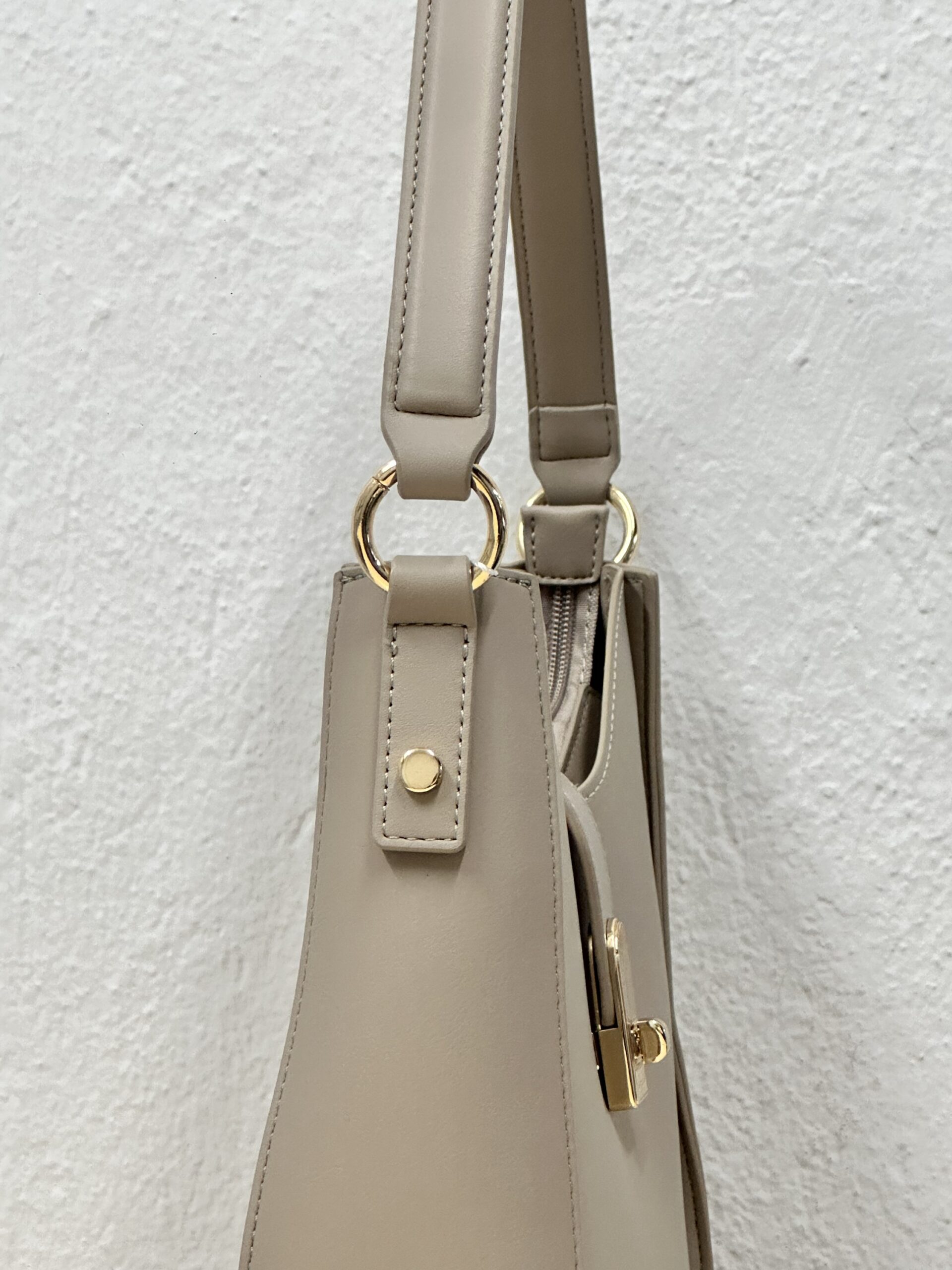 Μπεζ Τσάντα Ώμου με Χρυσές Λεπτομέρειες - Image 2