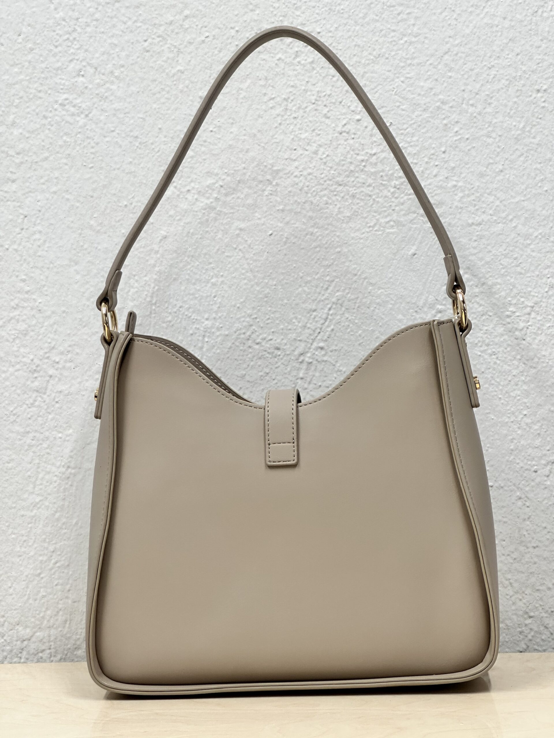 Μπεζ Τσάντα Ώμου με Χρυσές Λεπτομέρειες - Image 3