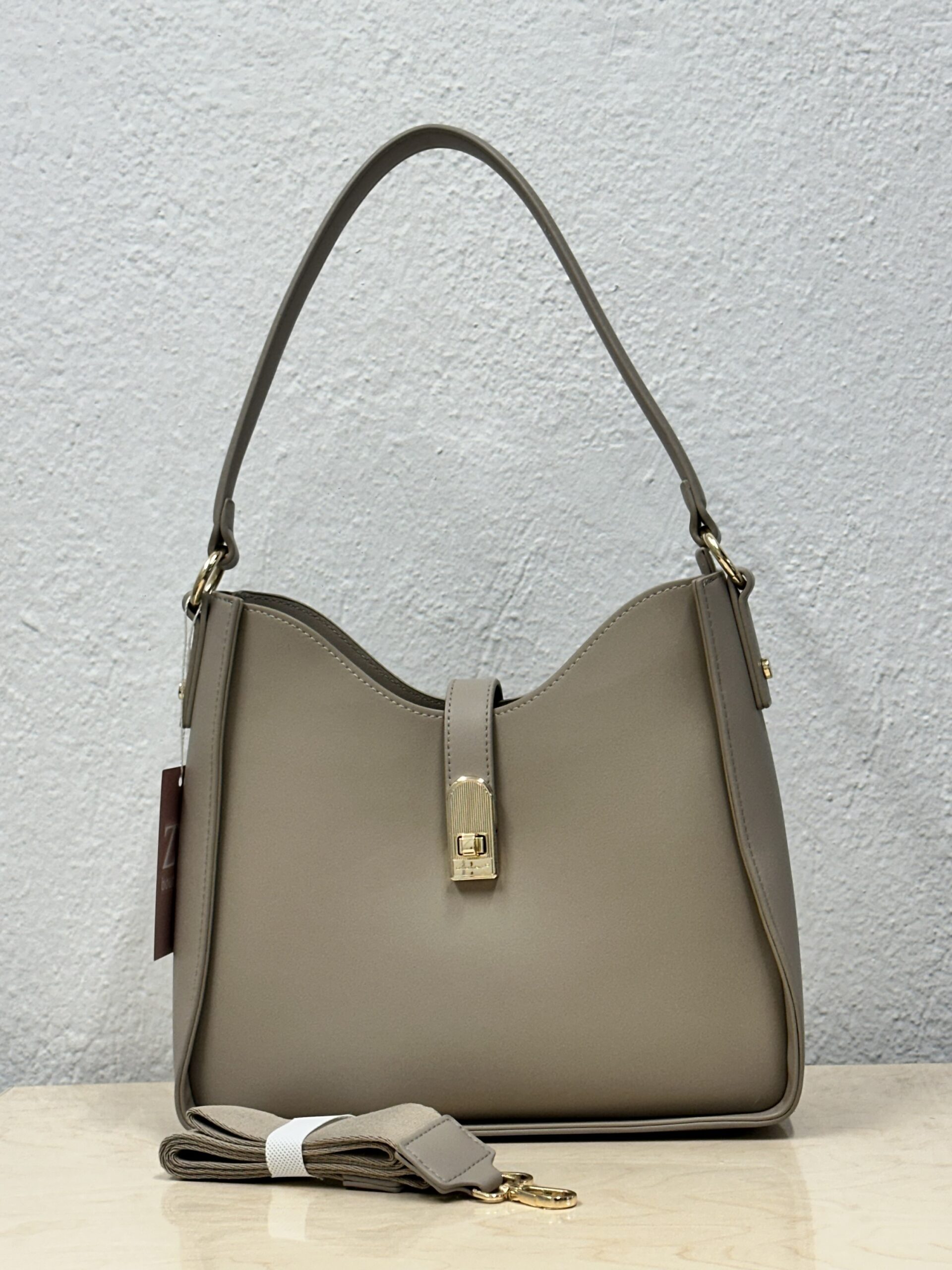 Μπεζ Τσάντα Ώμου με Χρυσές Λεπτομέρειες - Image 4