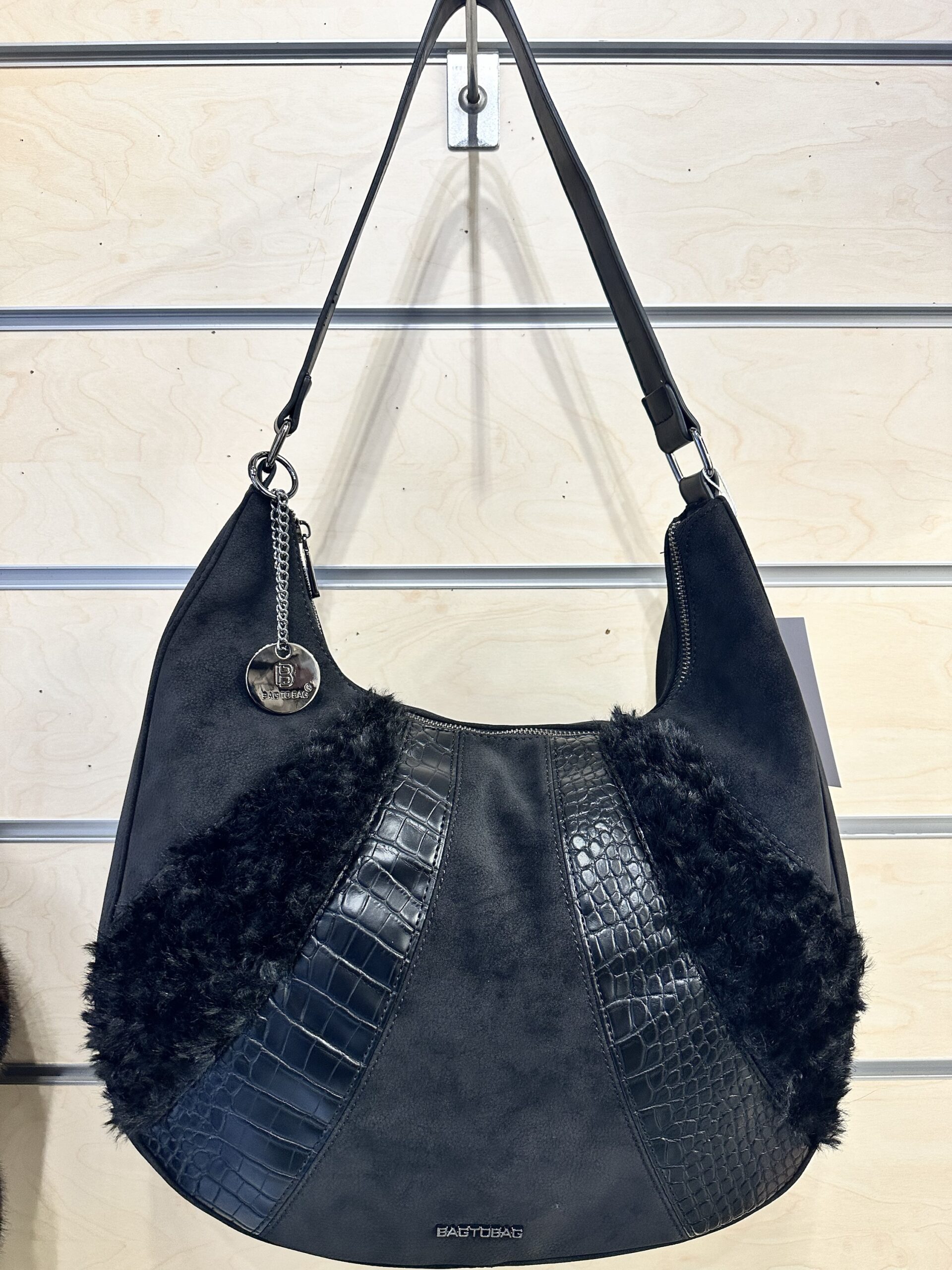 Μαύρη σουέτ τσάντα