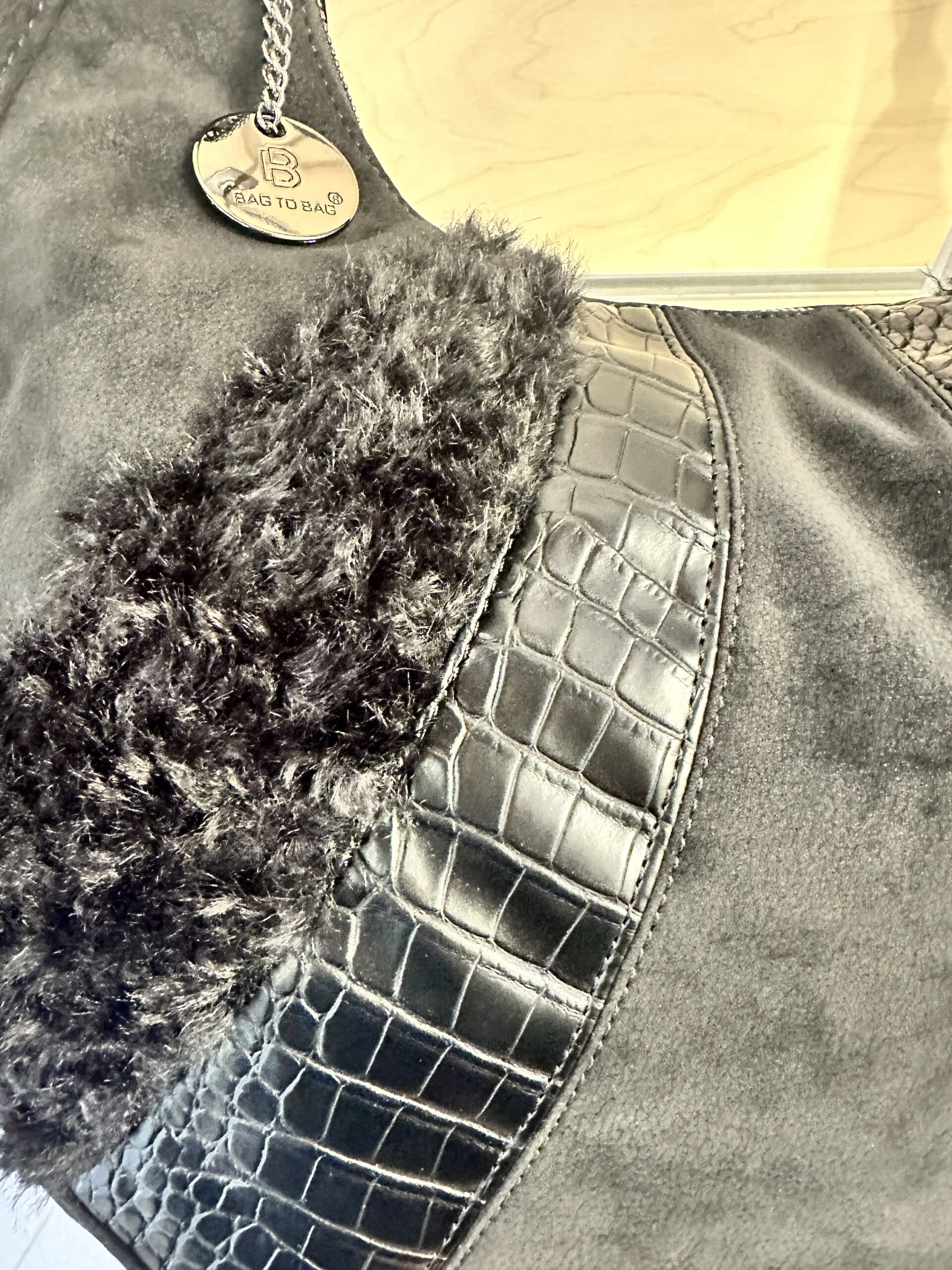 Μαύρη σουέτ τσάντα - Image 2