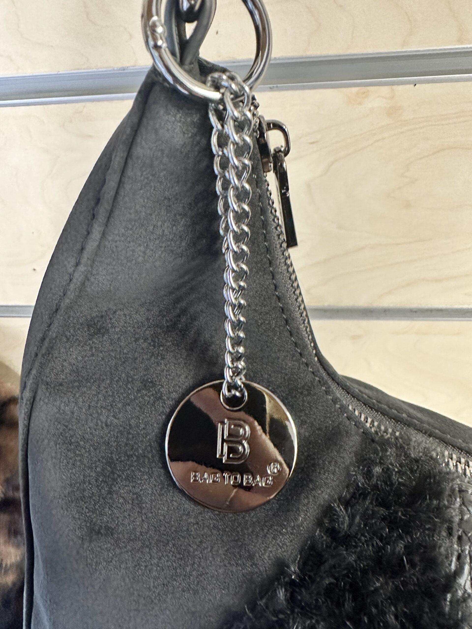 Μαύρη σουέτ τσάντα - Image 3