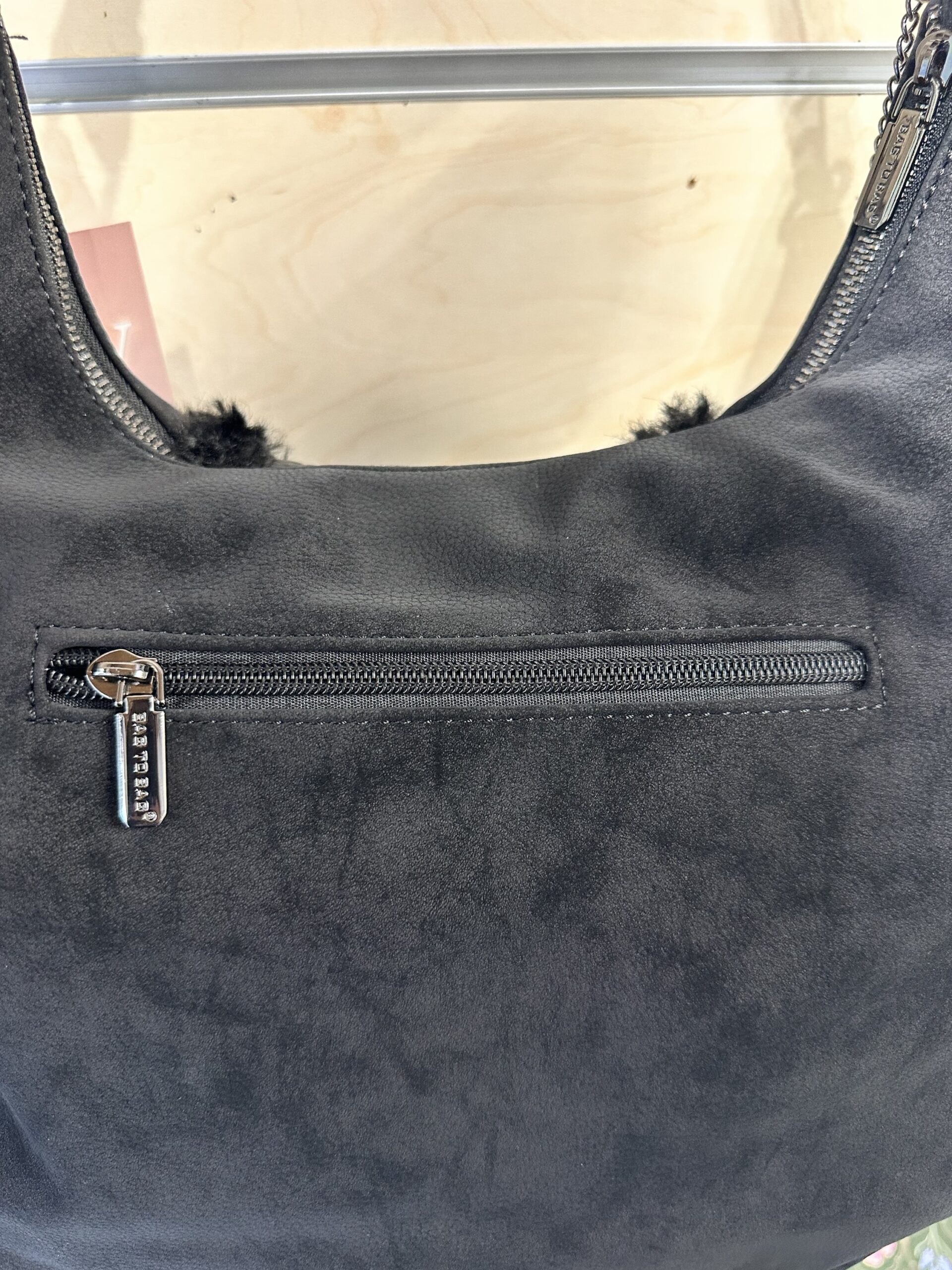 Μαύρη σουέτ τσάντα - Image 4