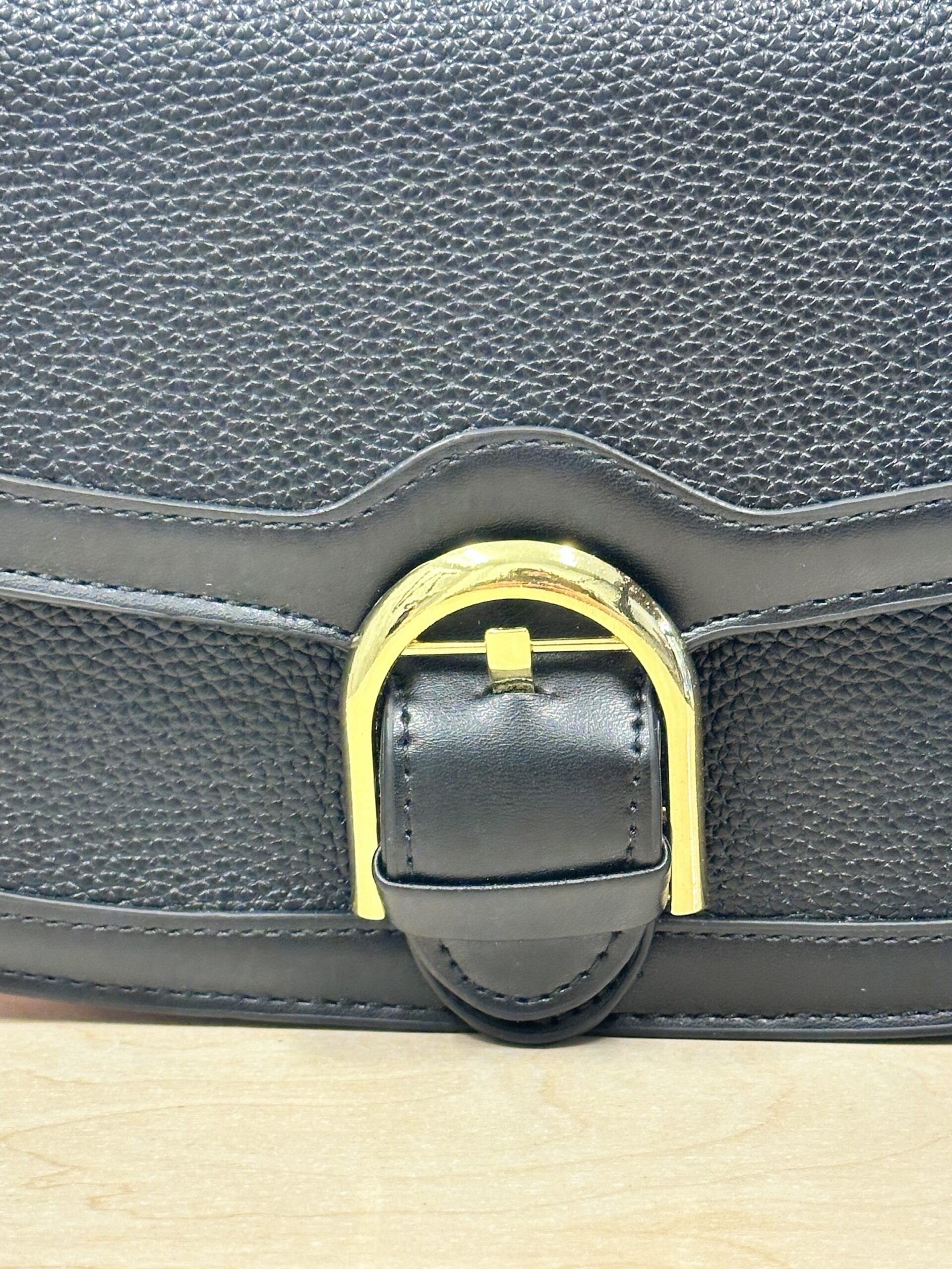 Μαύρη τσάντα με χρυσή αγκράφα - Image 3