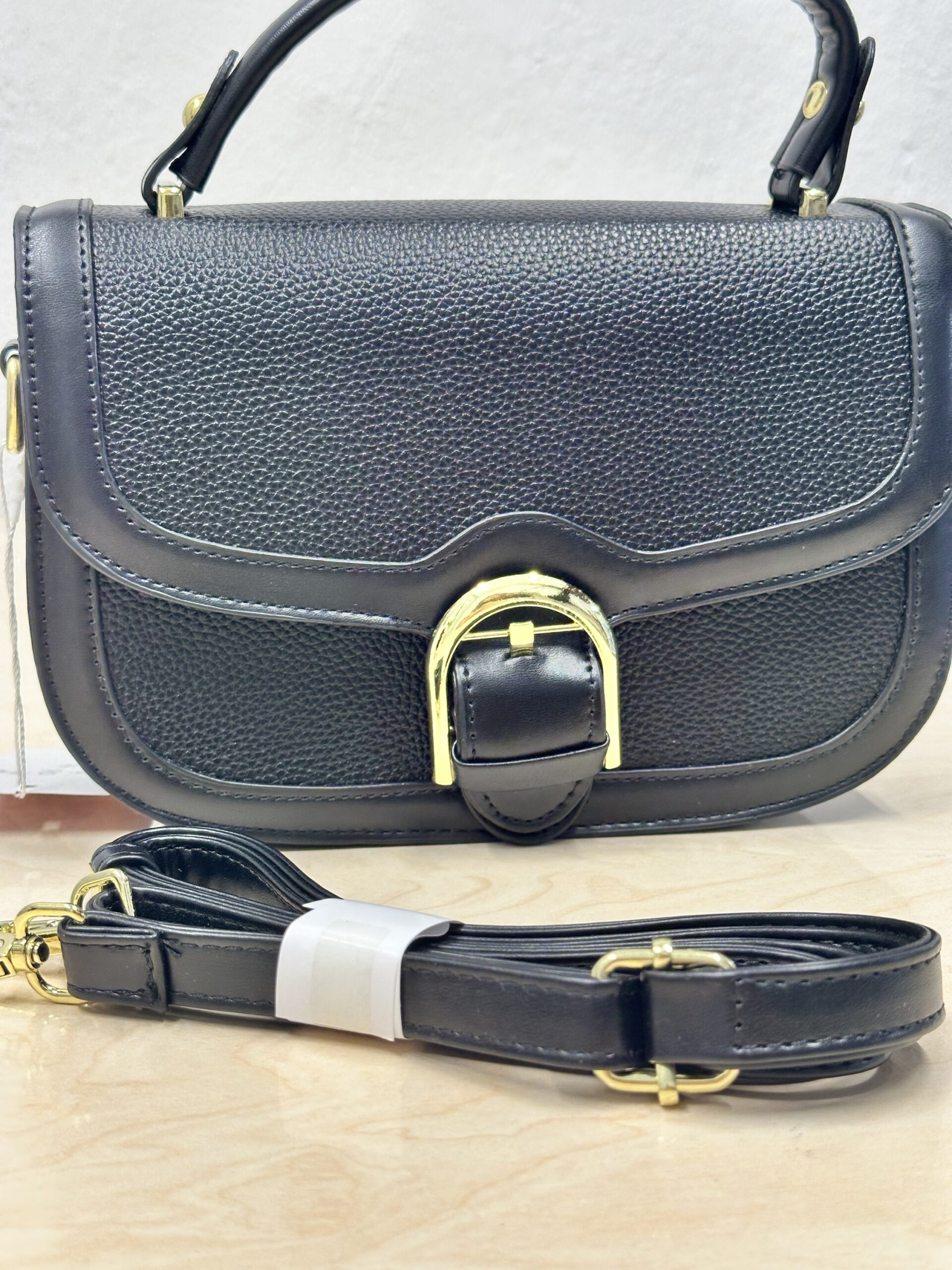 Μαύρη τσάντα με χρυσή αγκράφα - Image 4