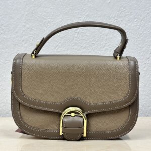 Μπεζ τσάντα με χρυσή αγκράφα