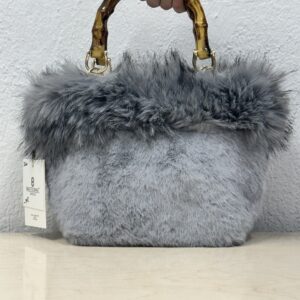 Γούνινη τσάντα γκρι με bamboo χειρολαβή