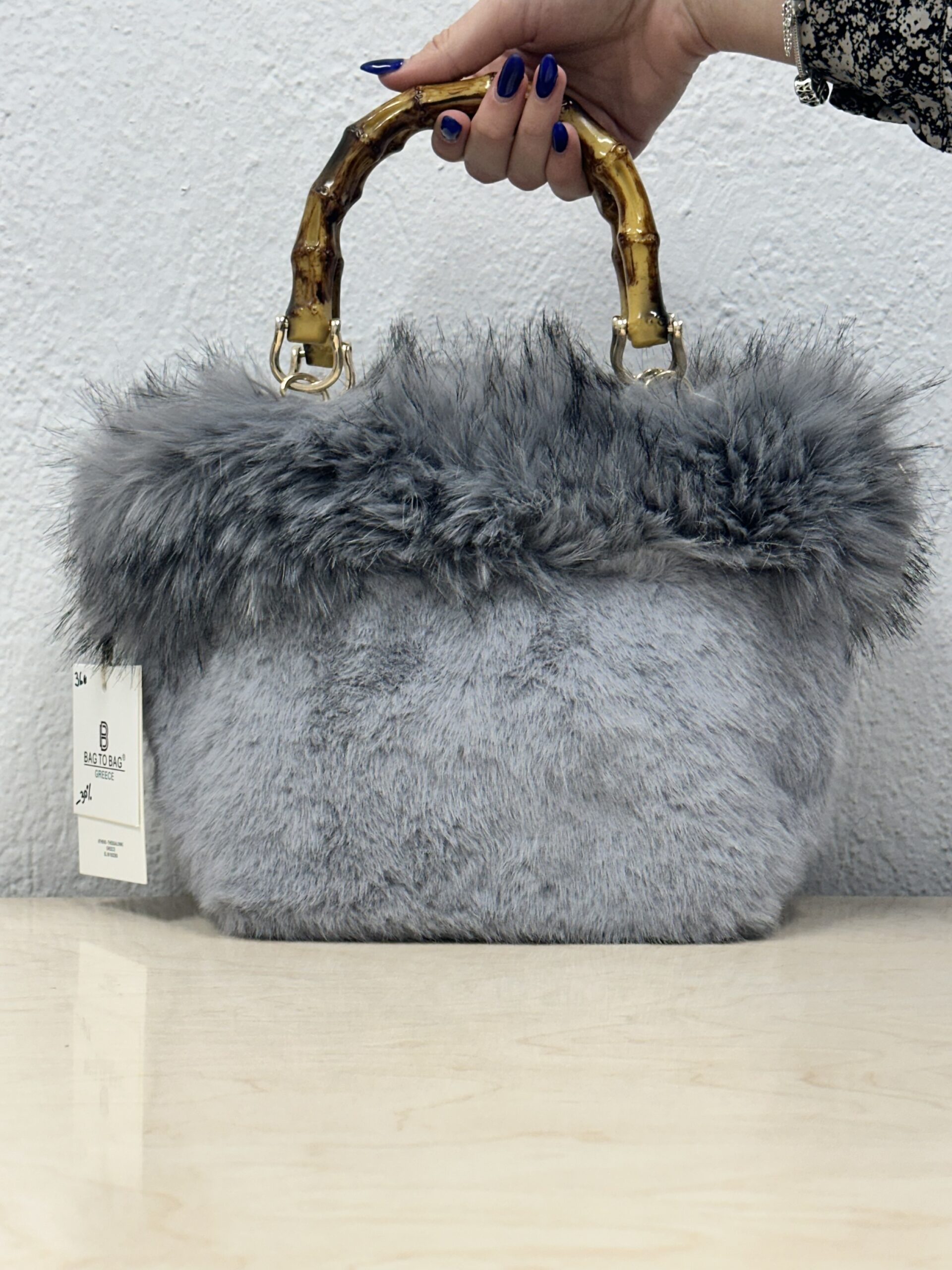 Γούνινη τσάντα γκρι με bamboo χειρολαβή