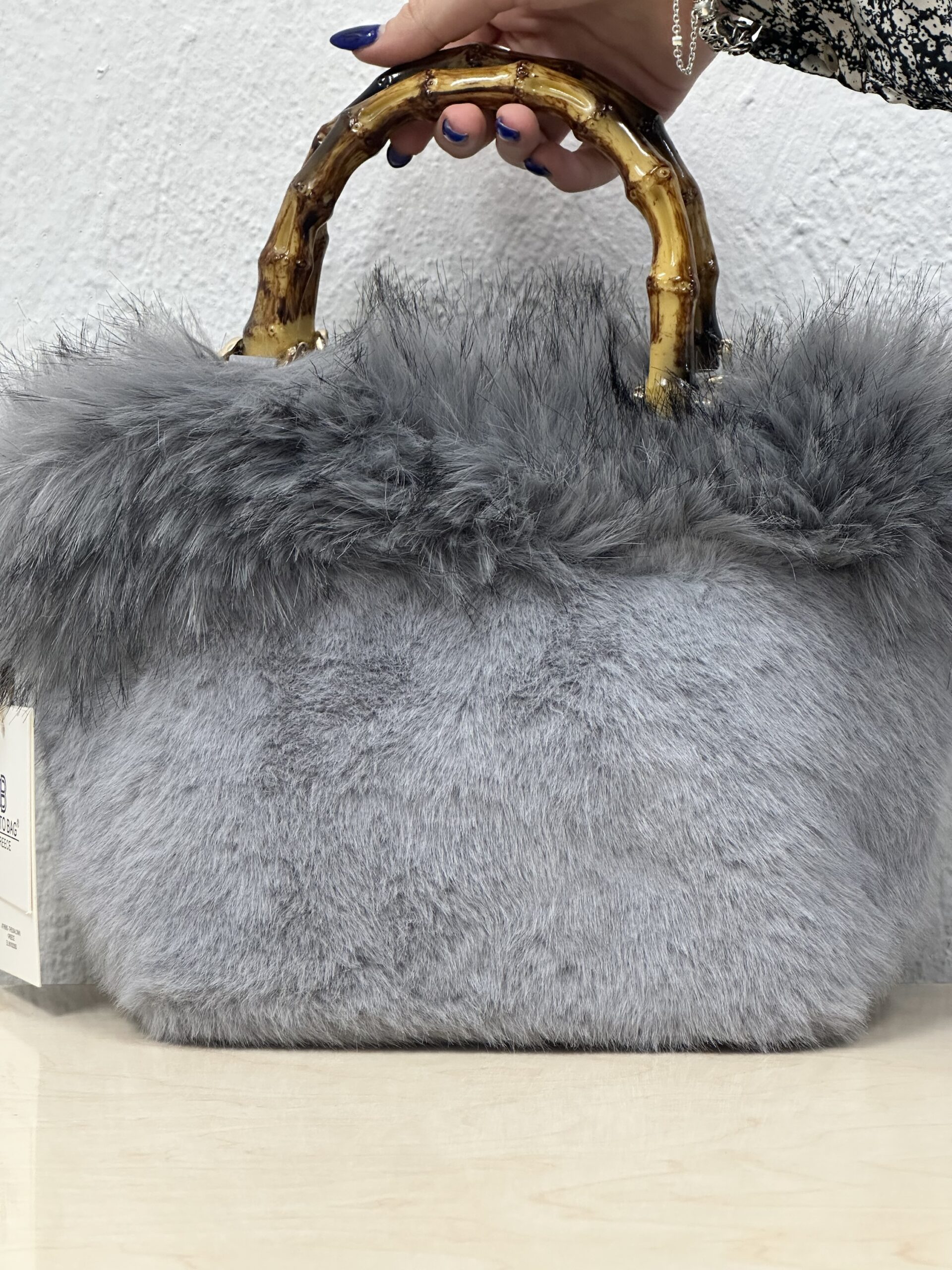 Γούνινη τσάντα γκρι με bamboo χειρολαβή - Image 2