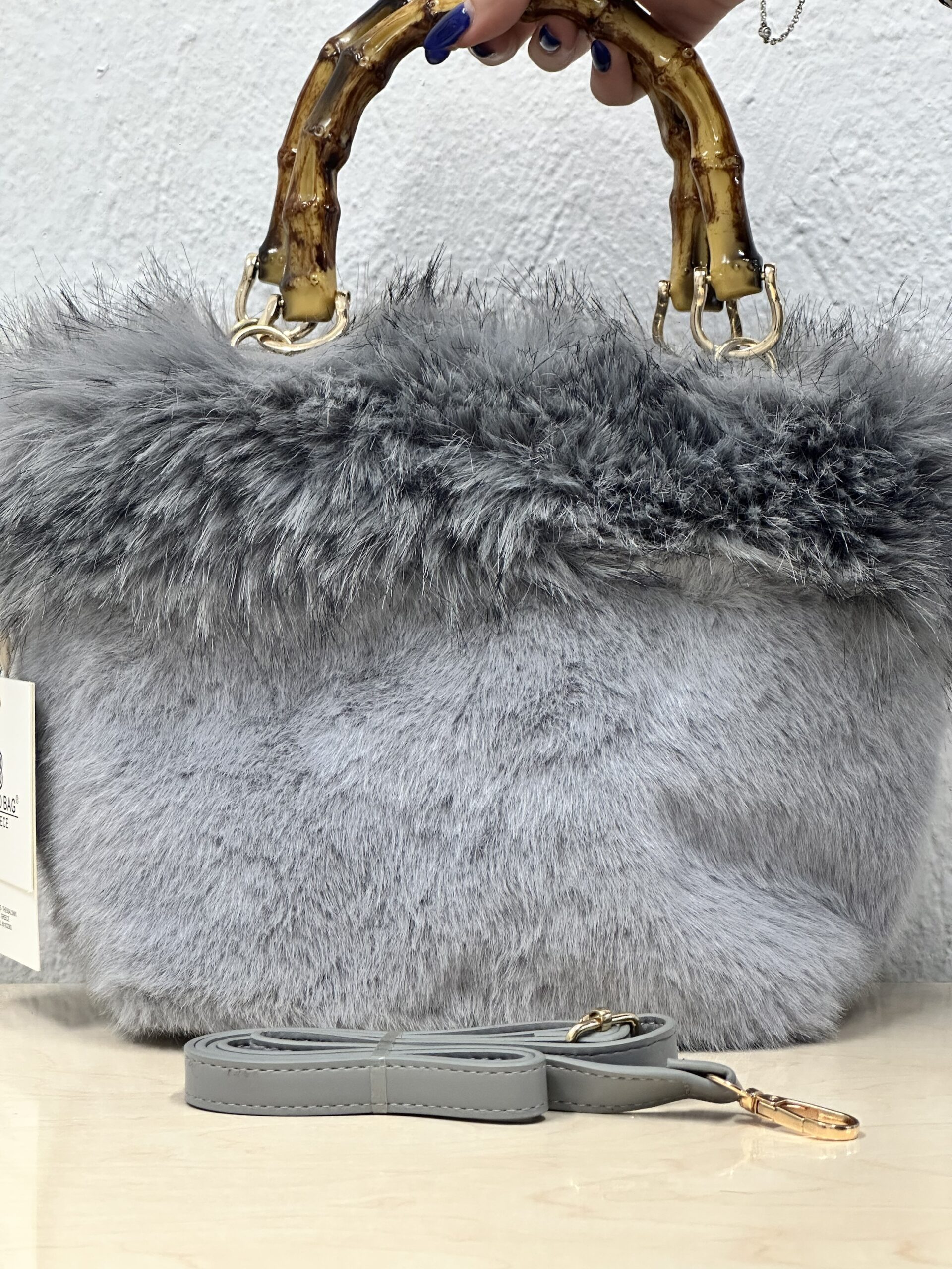 Γούνινη τσάντα γκρι με bamboo χειρολαβή - Image 3