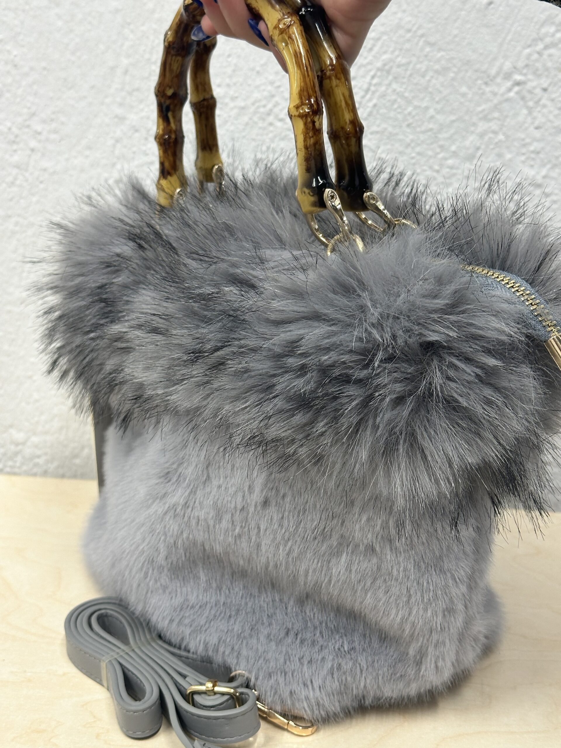 Γούνινη τσάντα γκρι με bamboo χειρολαβή - Image 4