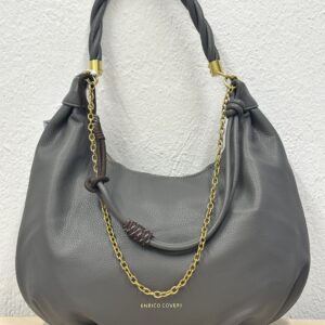 Γκρι τσάντα ώμου με χρυσές λεπτομέρειες
