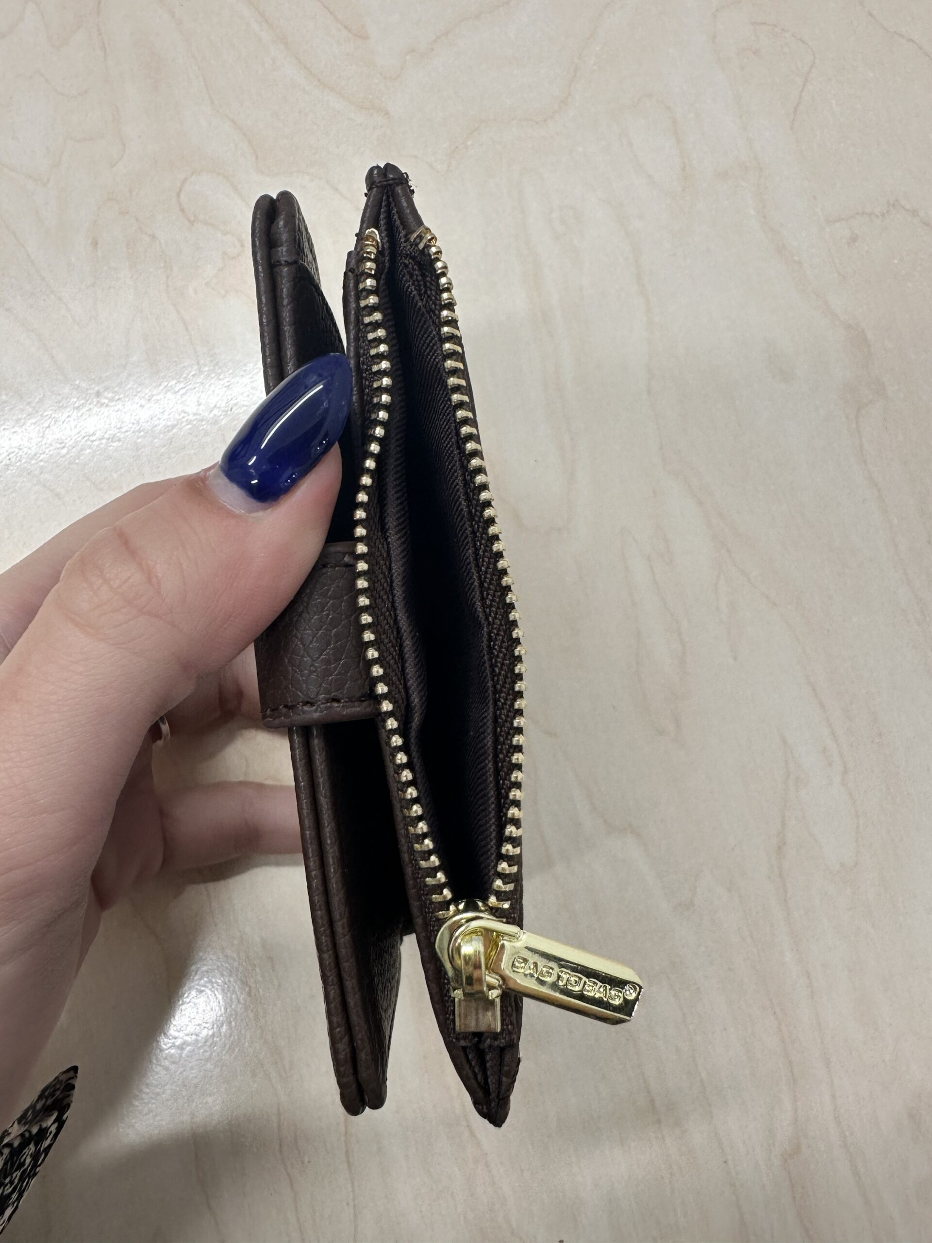 Γυναικείο πορτοφόλι σκούρο καφέ - Image 4