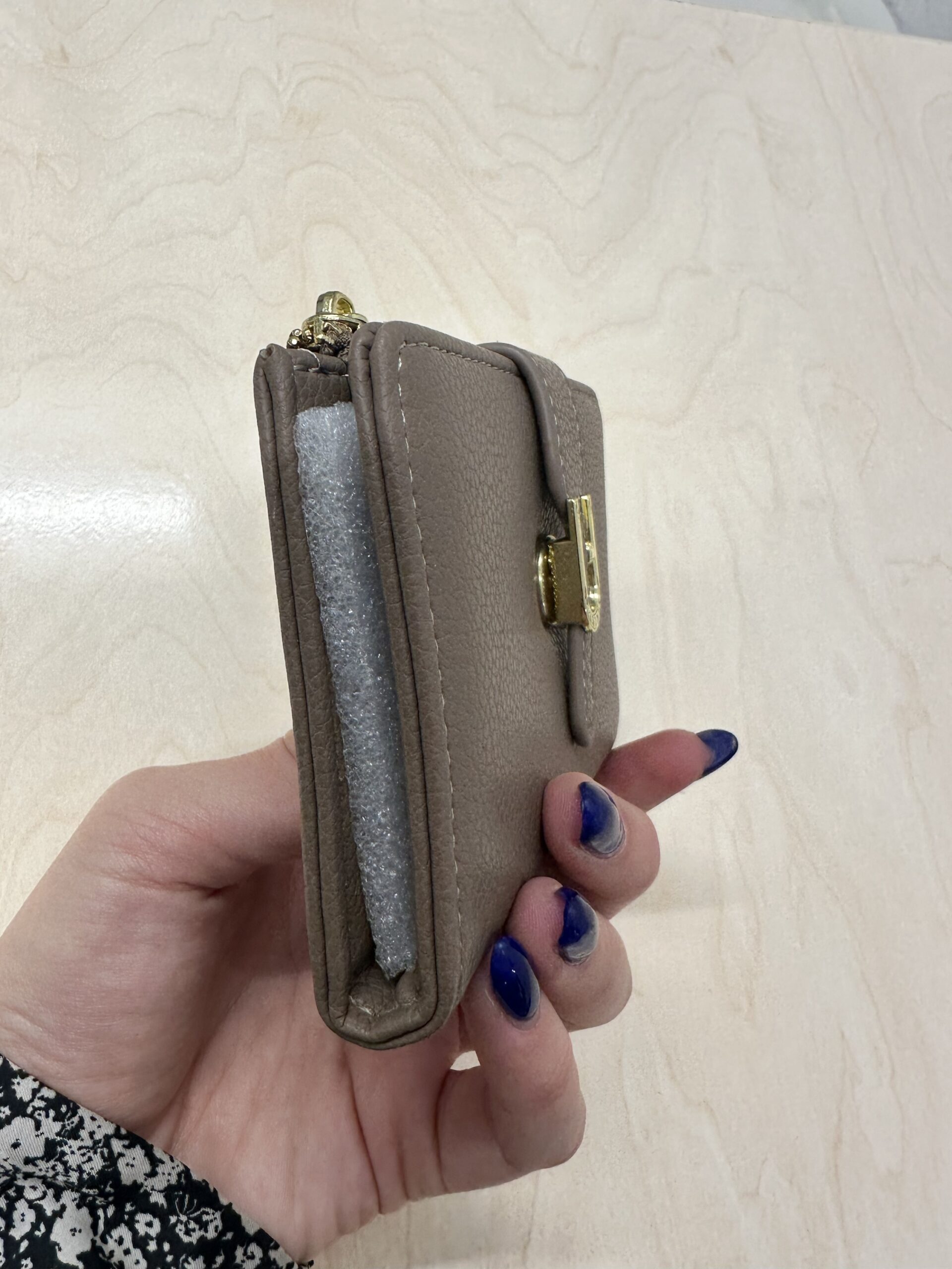 Γυναικείο πορτοφόλι μπεζ - Image 2