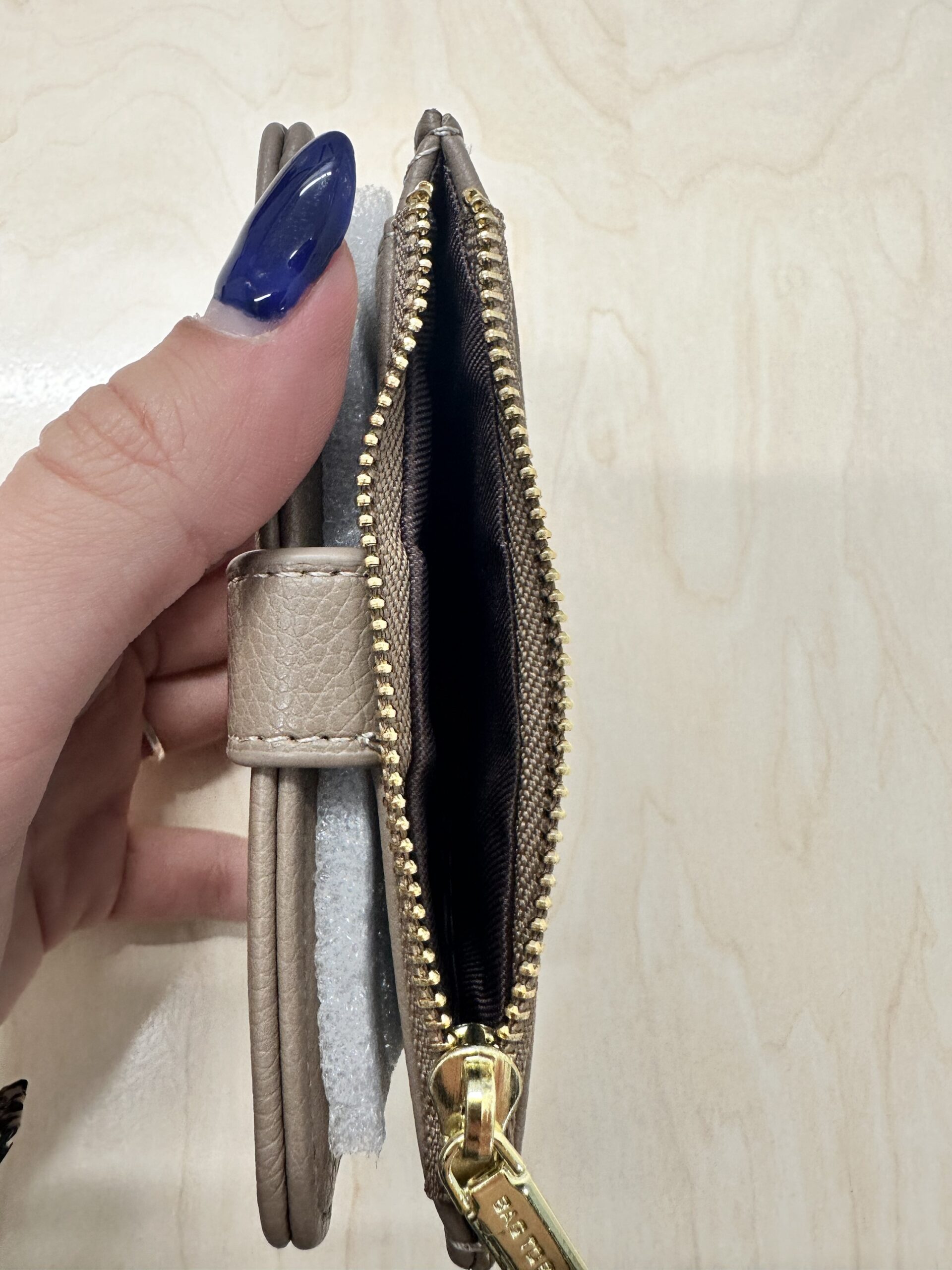 Γυναικείο πορτοφόλι μπεζ - Image 4