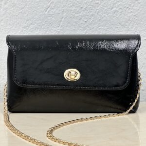 Μαύρη γυαλιστερή τσάντα με χρυσή αλυσίδα