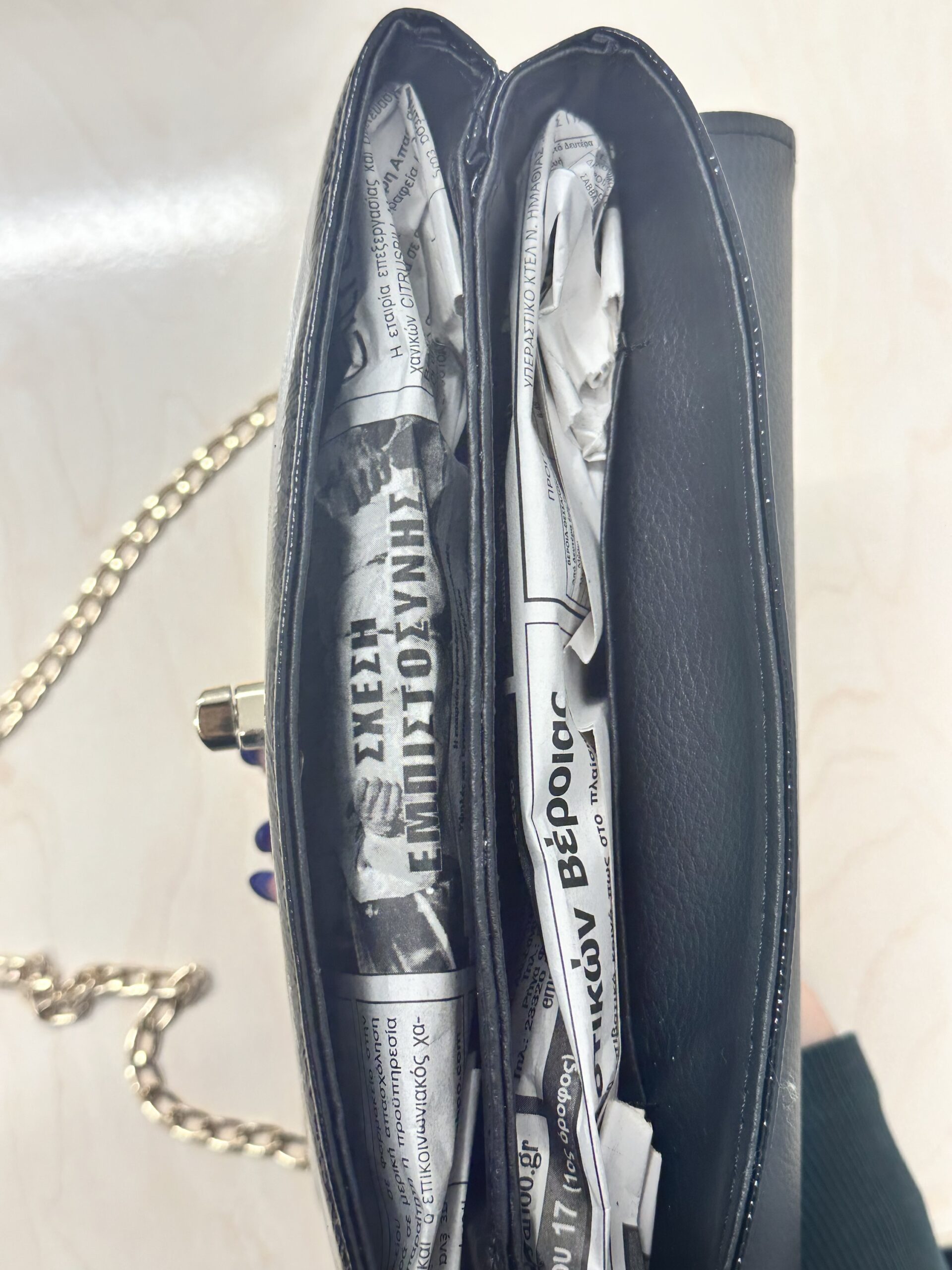 Μαύρη γυαλιστερή τσάντα με χρυσή αλυσίδα - Image 4